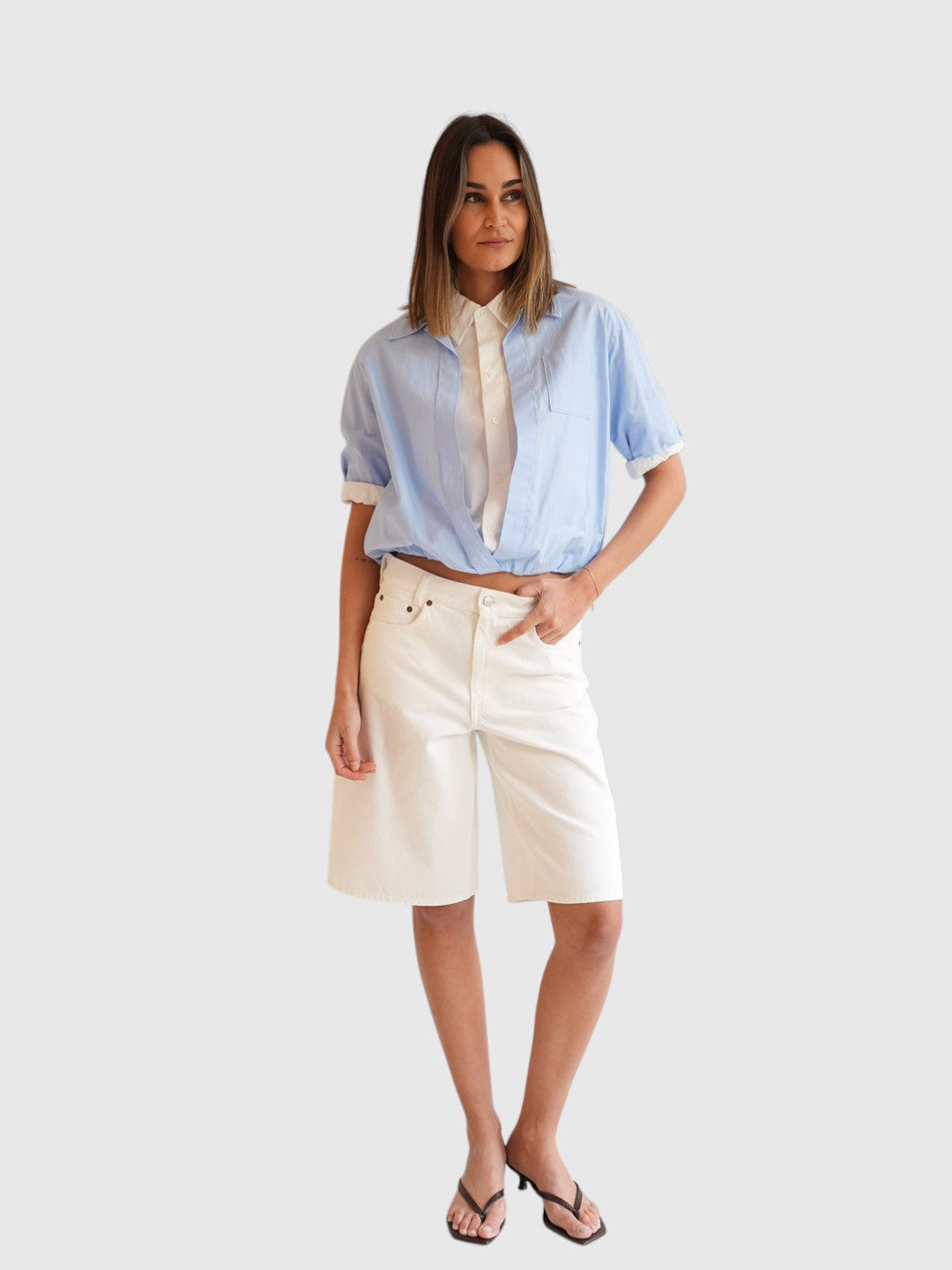 House of Dagmar Baggy Fit Denim Shorts Weiß von vorne getragen
