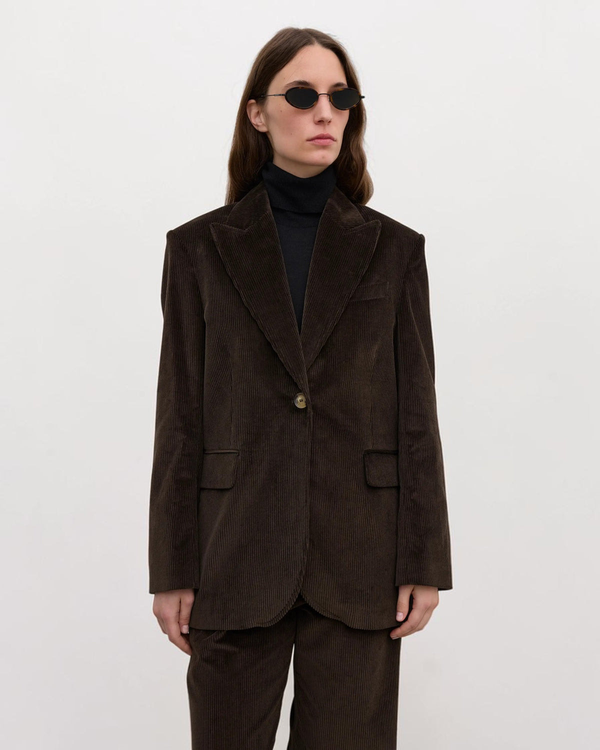 Detail des Dagmar oversized Cordblazers in Braun getragen