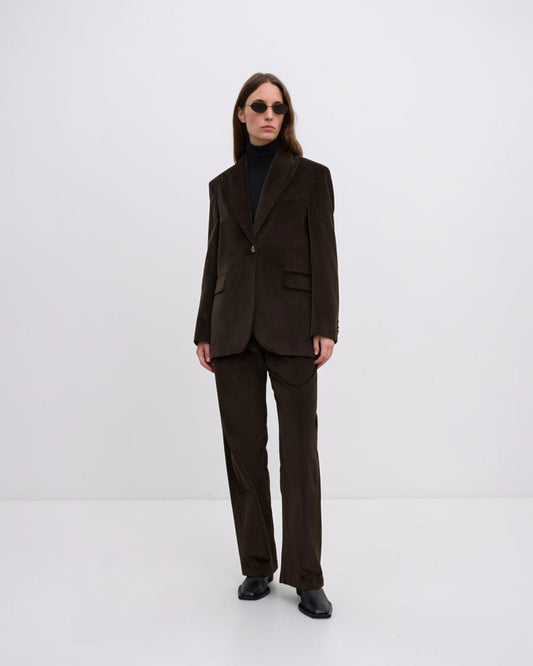 Dagmar oversized Cordblazer in Braun von vorne getragen