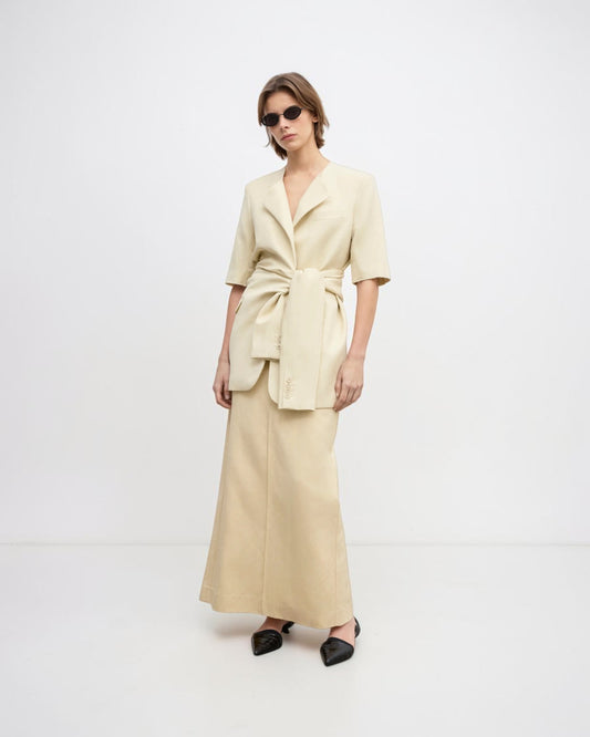 Dagmar dekonstruierter Blazer in Beige von vorne getragen