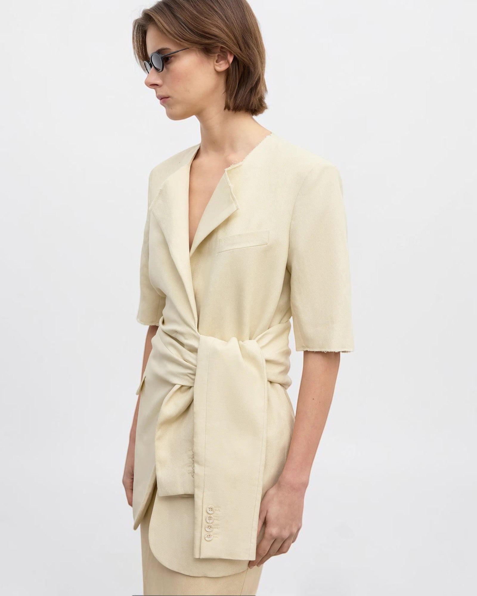 Seitliches Detail des Dagmar dekonstruierten Blazers in Beige