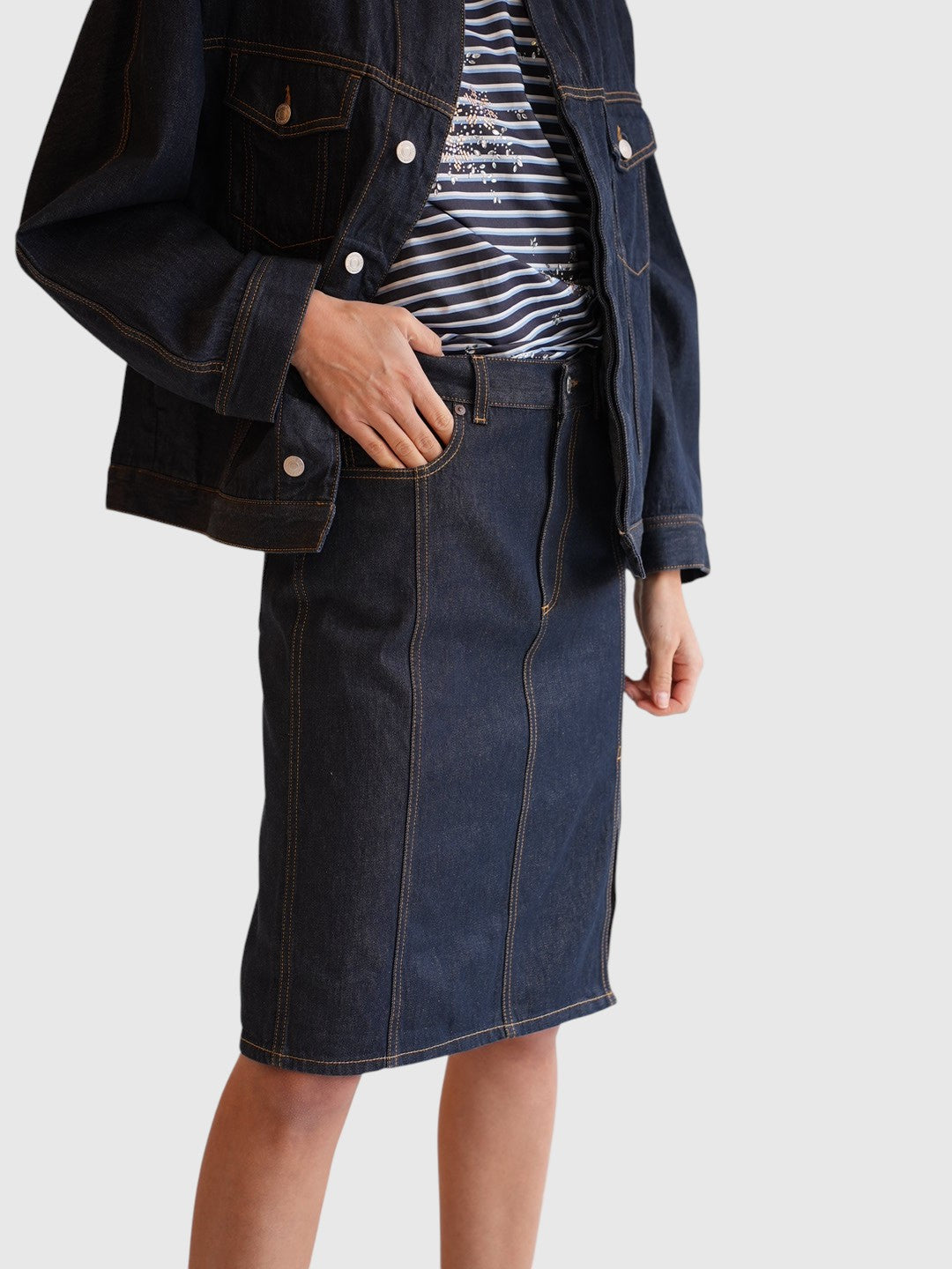 House of Dagmar Denim Jacke Dark Blue im getragenen Styling mit passendem Denimrock