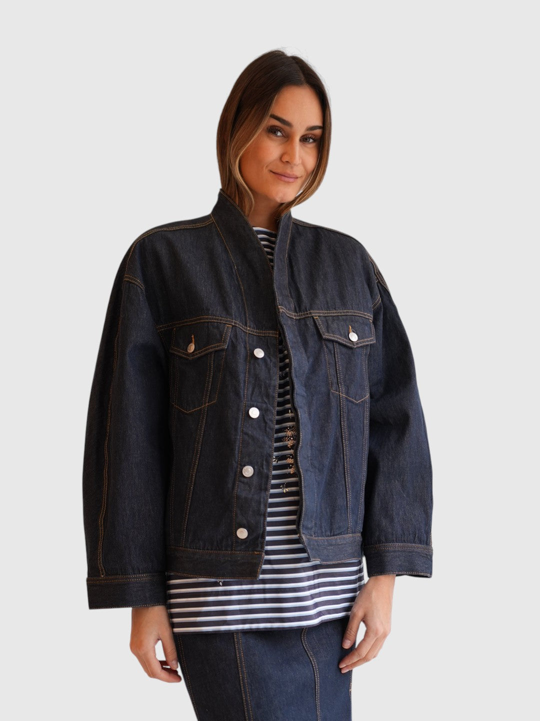 Detail der House of Dagmar Denim Jacke Dark Blue im getragenen Styling