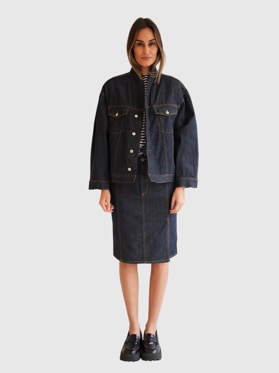 House of Dagmar Denim Jacke Dark Blue von vorne getragen