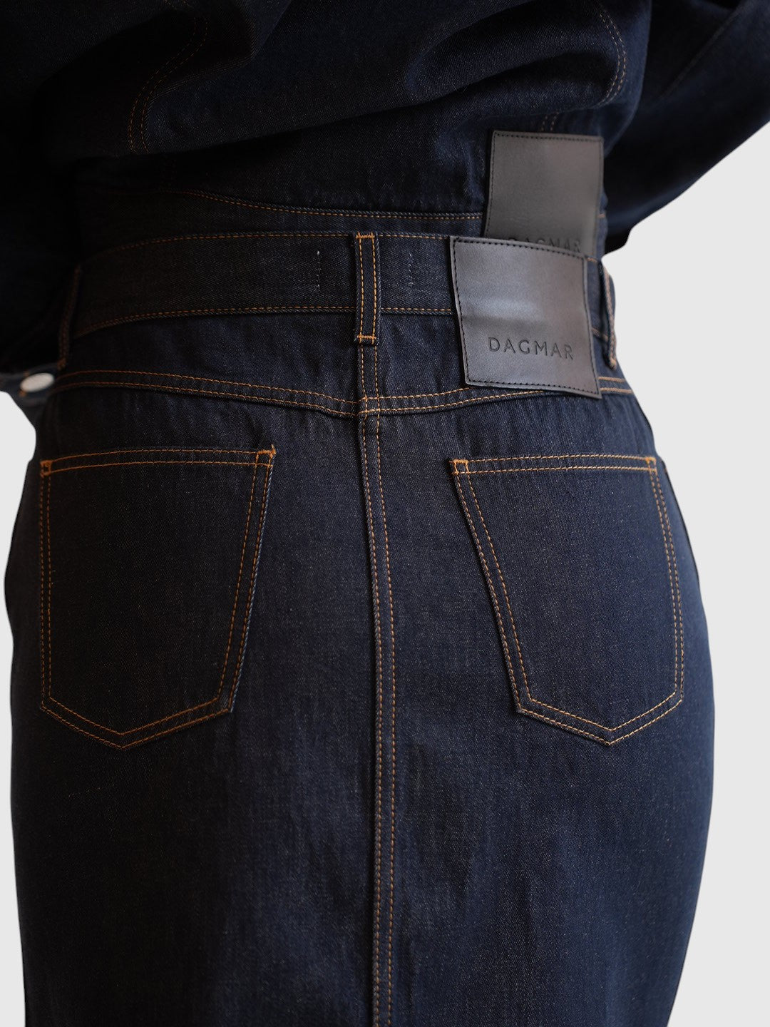 Detail des House of Dagmar Denimrocks Dark Blue von hinten getragen