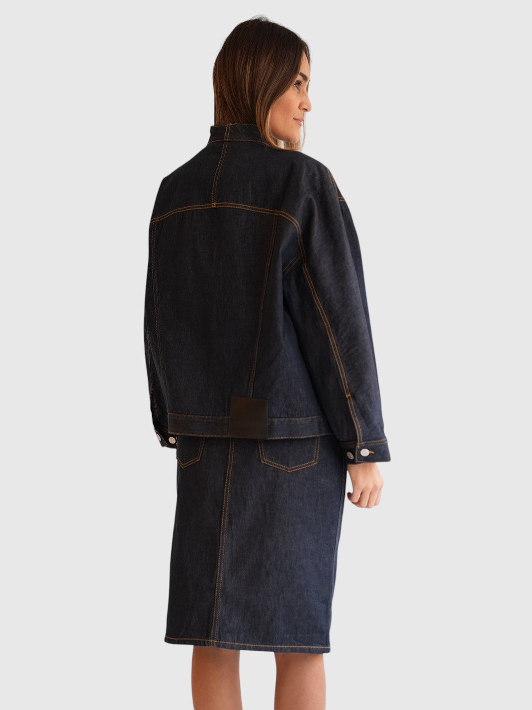 House of Dagmar Denimrock Dark Blue von hinten getragen