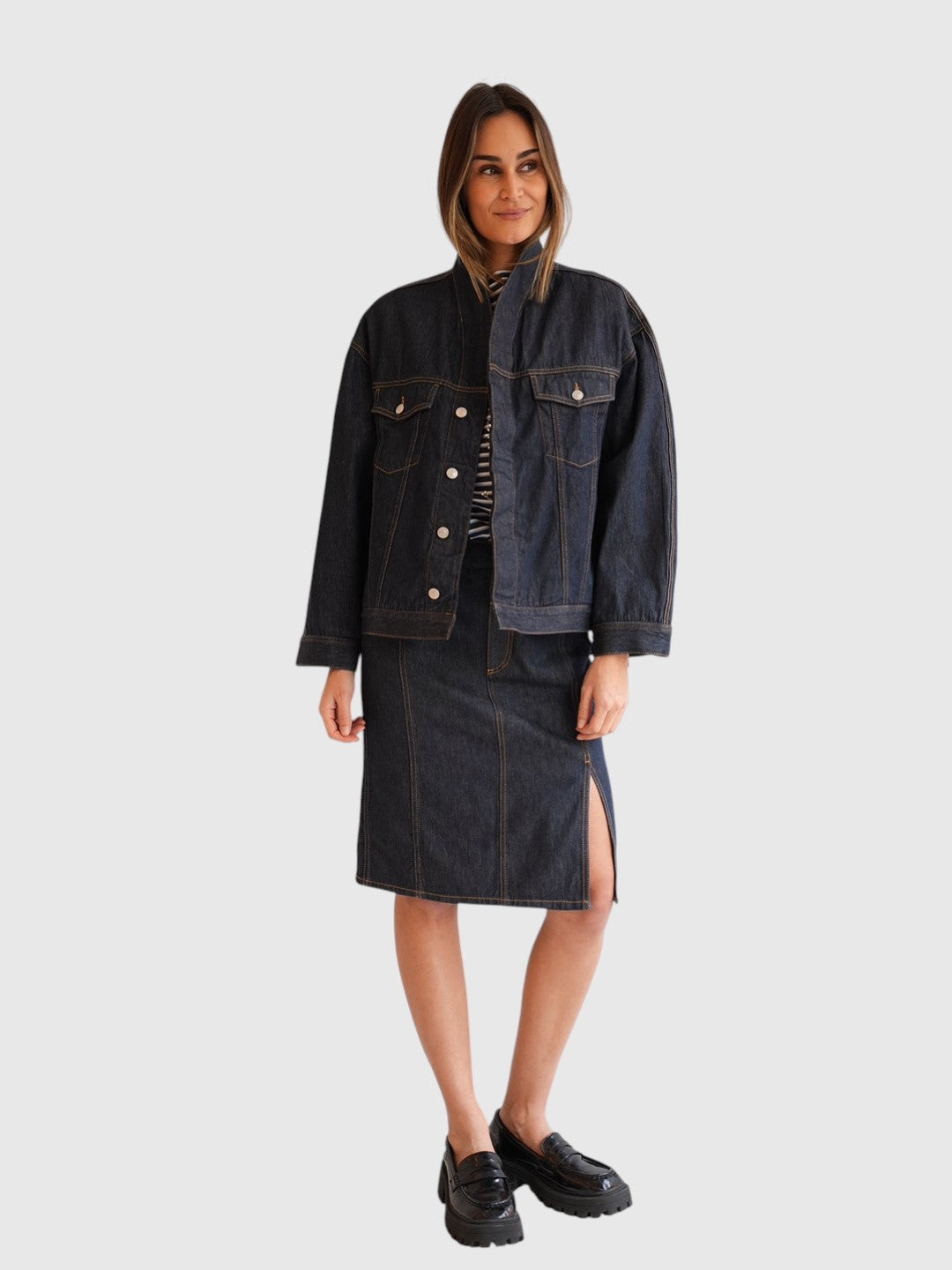 House of Dagmar Denimrock Dark Blue von vorne getragen