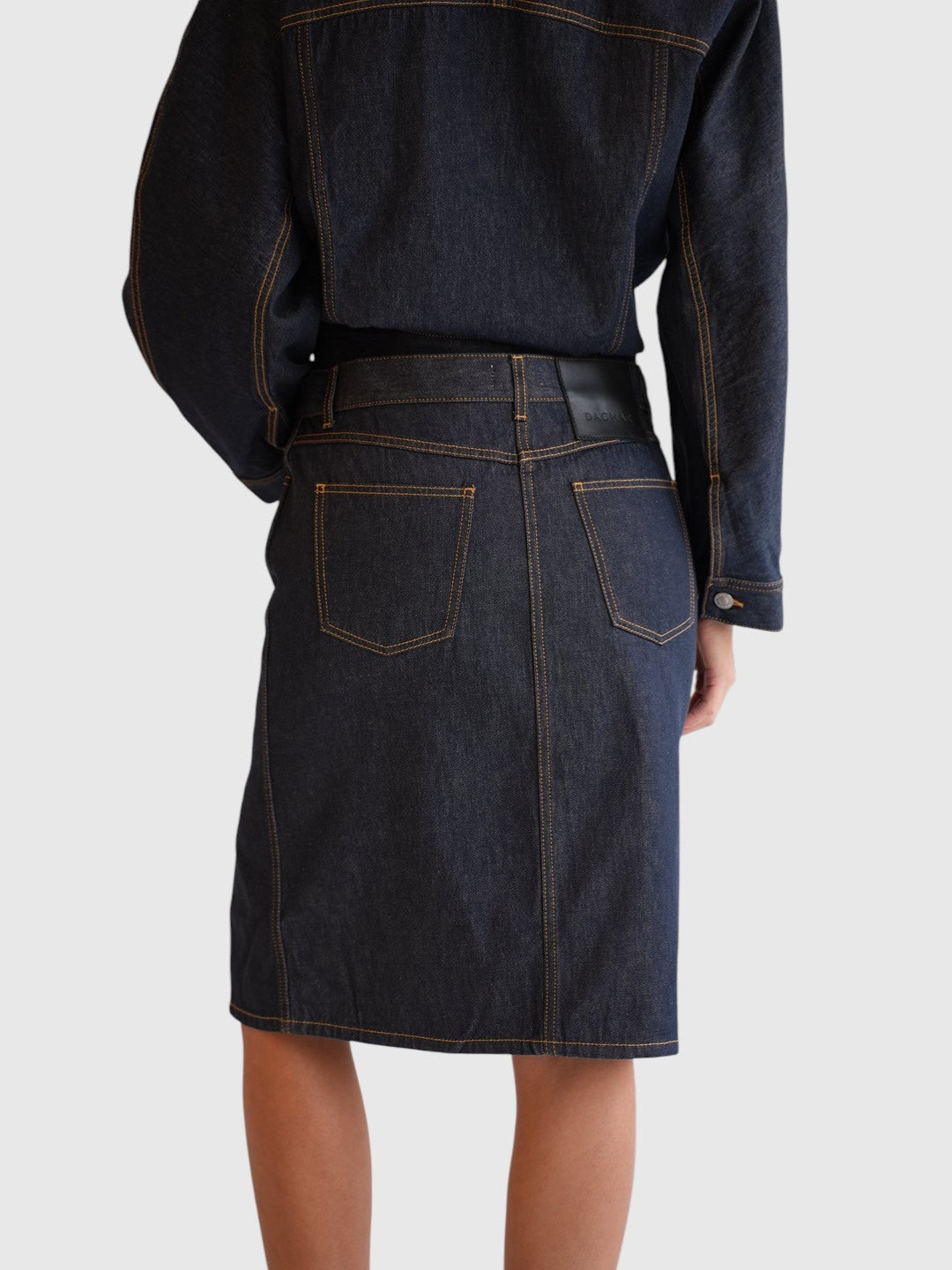 House of Dagmar Denimrock Dark Blue im getragenen Styling von hinten