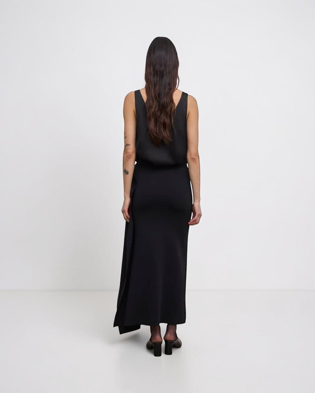House of Dagmar drapierter Strickrock Schwarz von hinten getragen