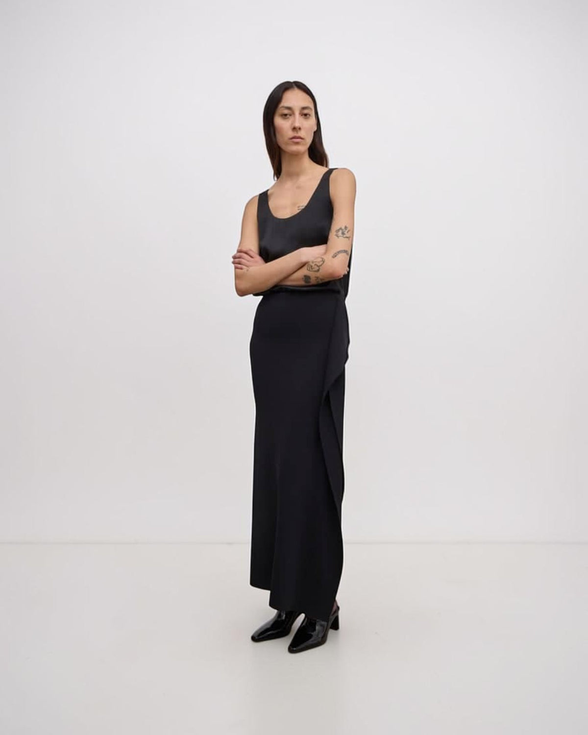 House of Dagmar drapierter Strickrock Schwarz von vorne getragen