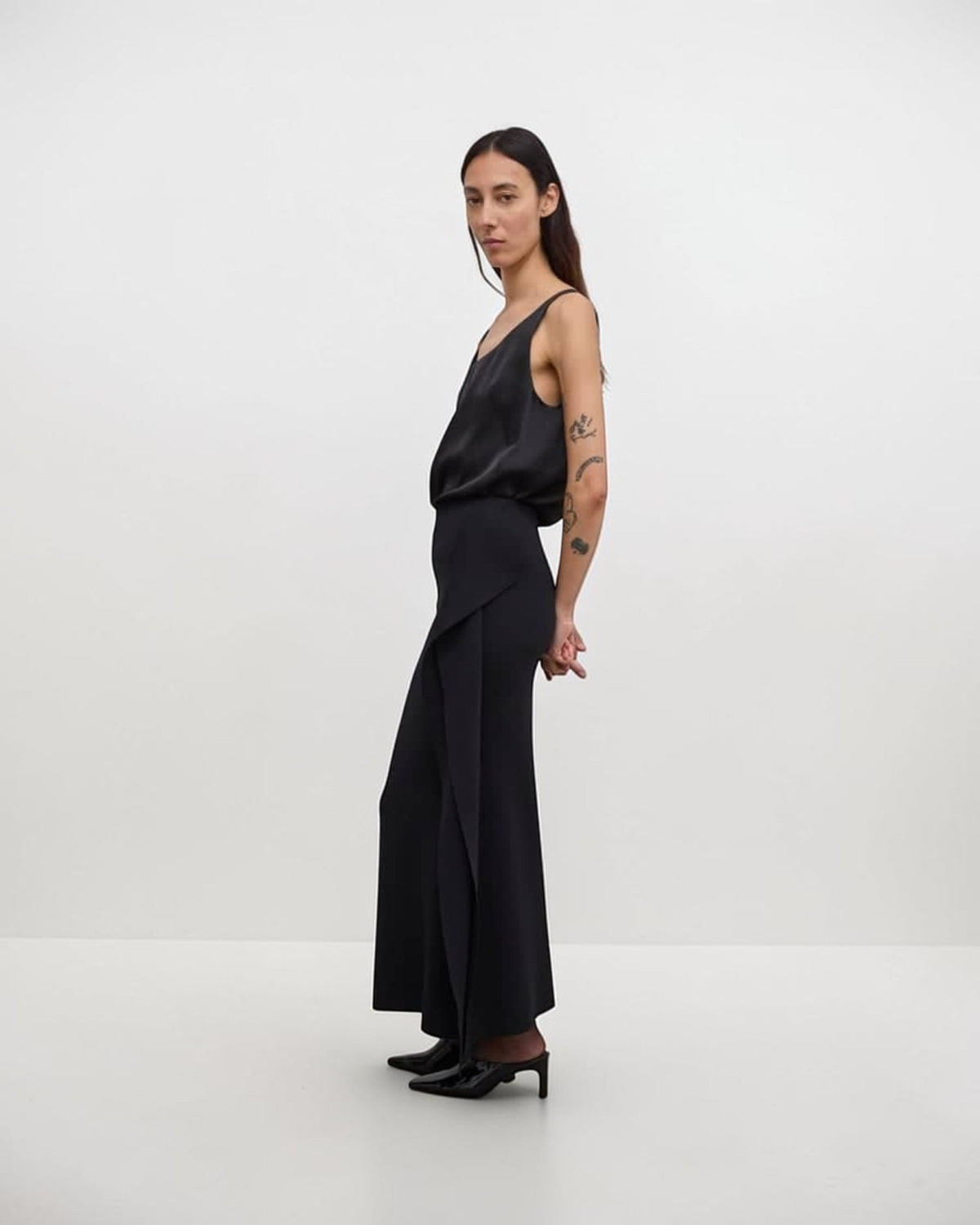 House of Dagmar drapierter Strickrock Schwarz von der Seite getragen