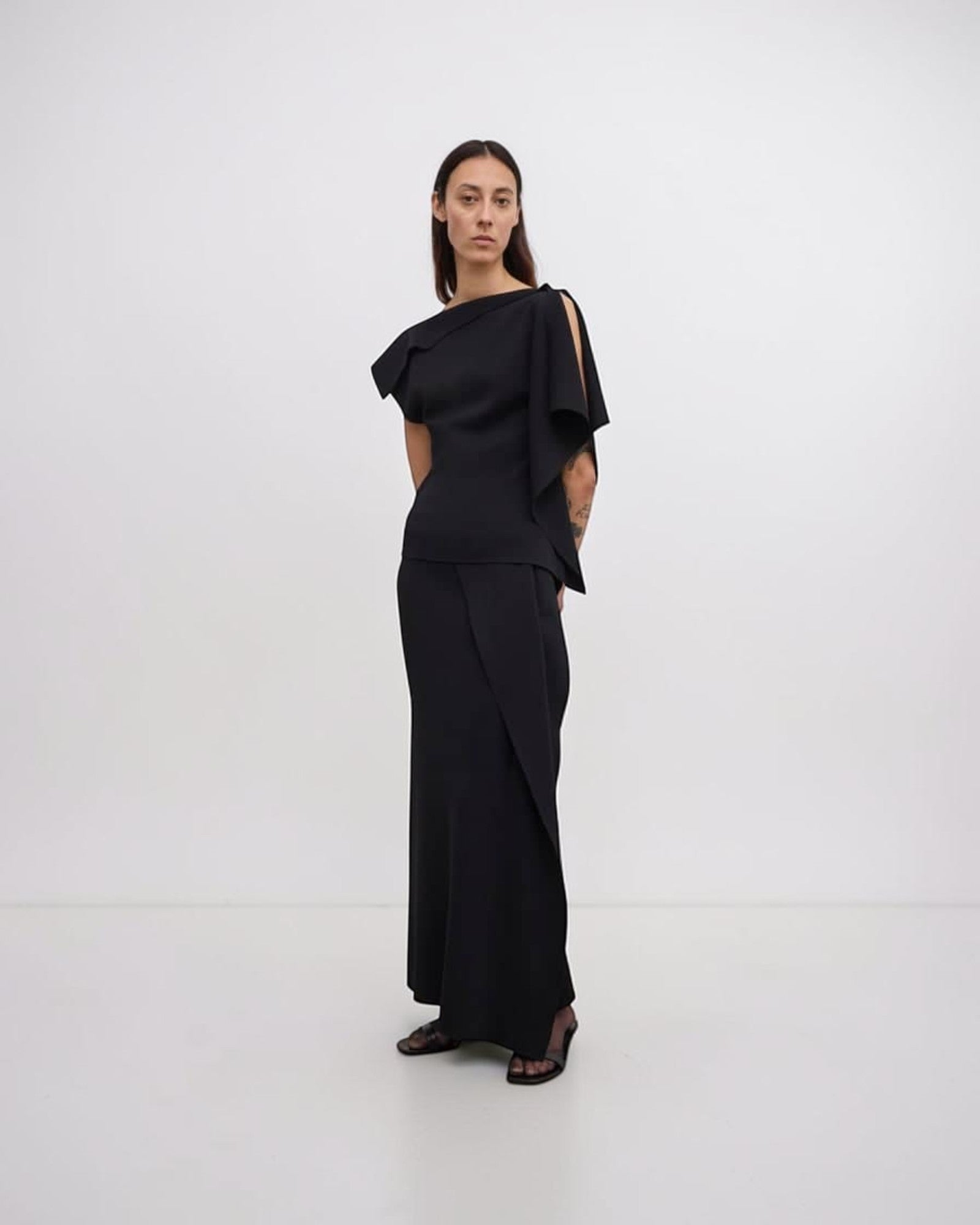 House of Dagmar drapiertes Stricktop Schwarz von vorne getragen