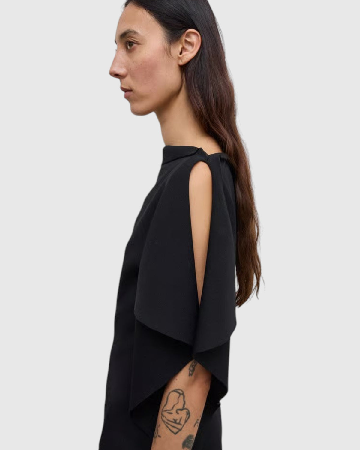 House of Dagmar drapiertes Stricktop Schwarz – Seitenansicht mit Drapierungsdetail