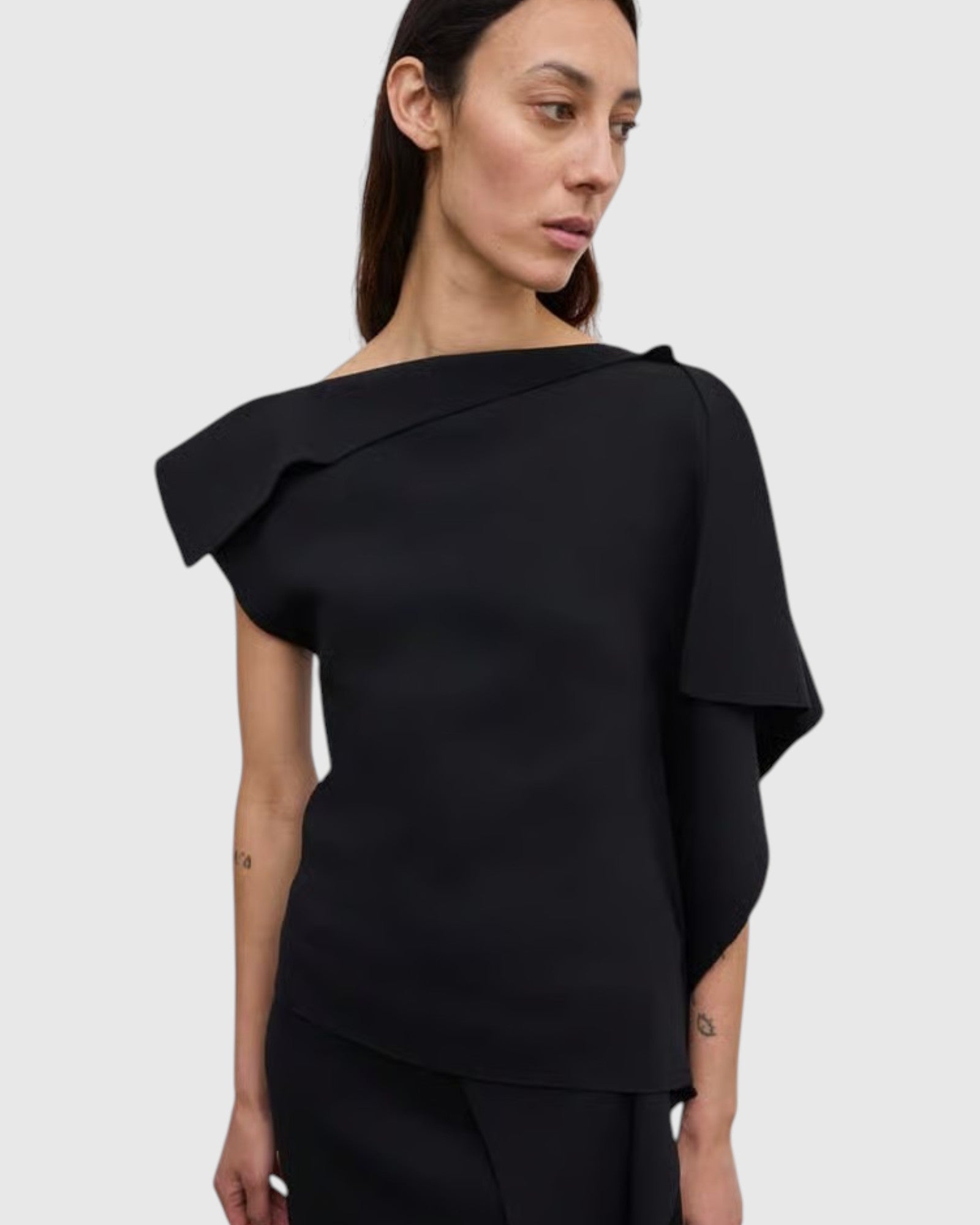 Detail des House of Dagmar drapierten Stricktop Schwarz von vorne