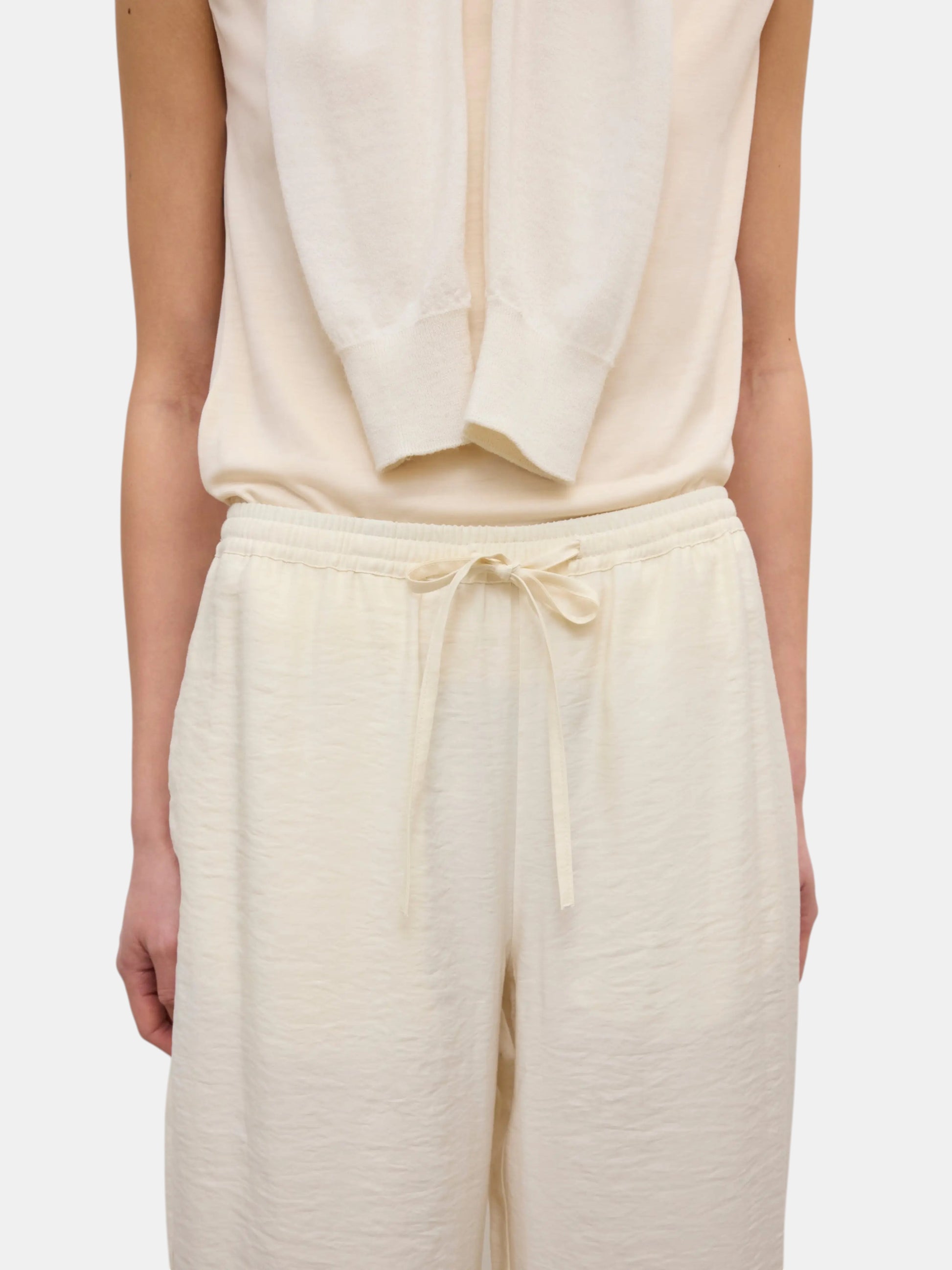 Detail der House of Dagmar Drawstring Hose Creme im getragenen Styling