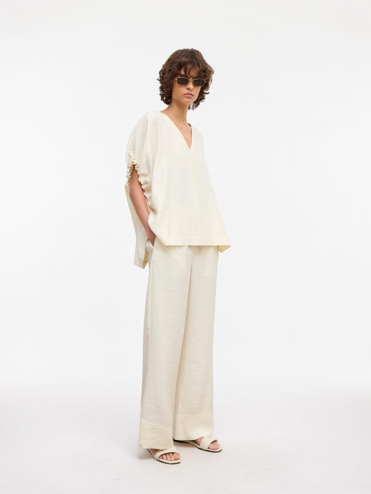 House of Dagmar V-Neck Top Creme von vorne getragen