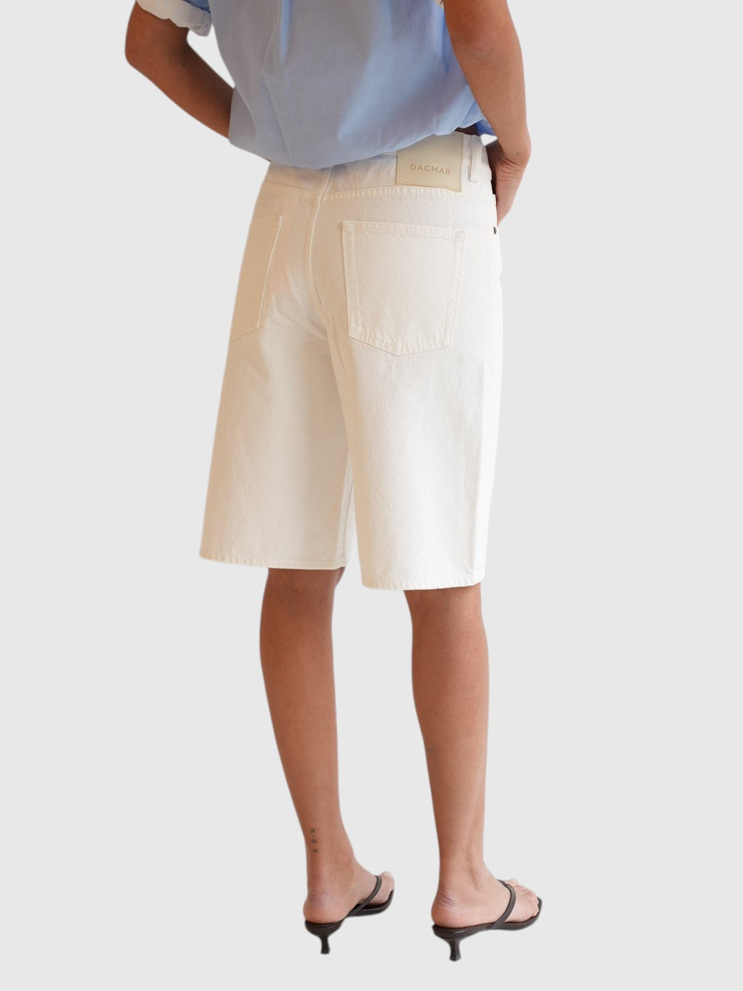 Detail der House of Dagmar Baggy Fit Denim Shorts Weiß von hinten getragen