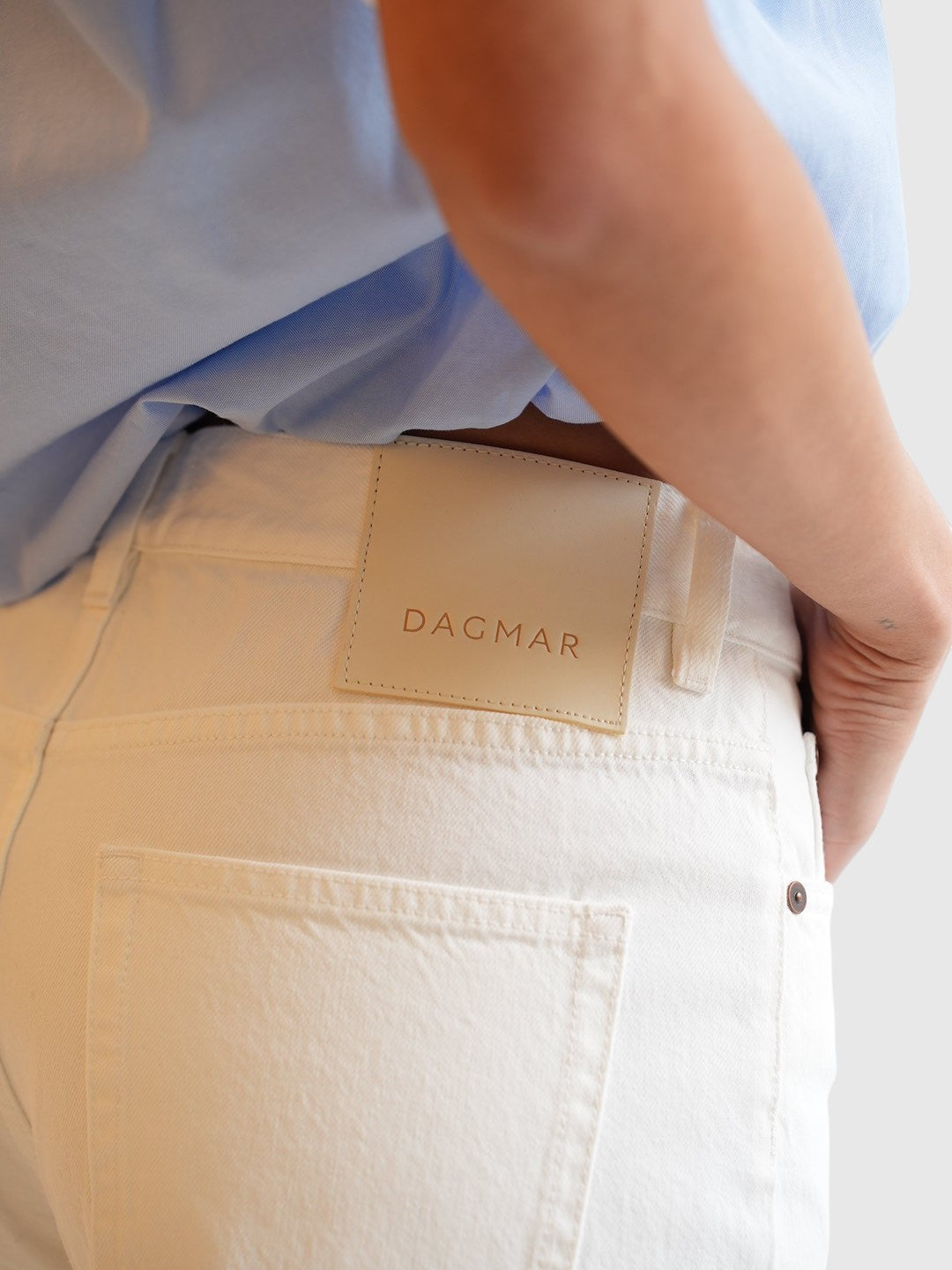 Detail der House of Dagmar Baggy Fit Denim Shorts Weiß im getragenen Styling