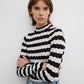 Detail des House of Dagmar Feinstricktops mit Spitzenmuster Schwarz Weiß im getragenen Styling