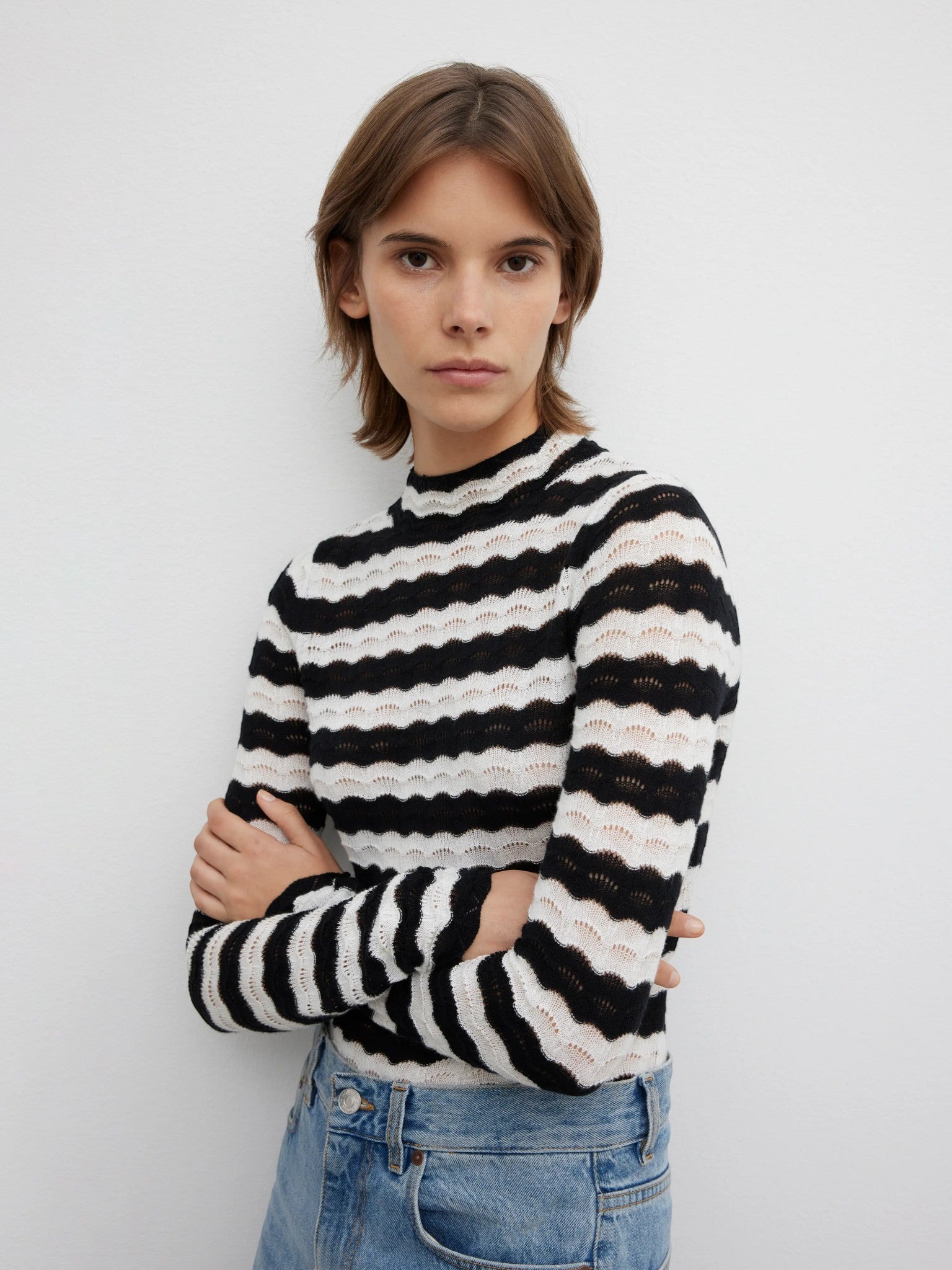 Detail des House of Dagmar Feinstricktops mit Spitzenmuster Schwarz Weiß im getragenen Styling