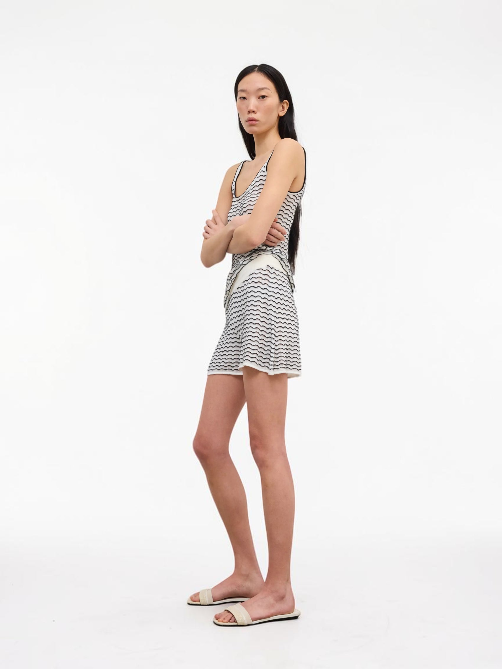 House of Dagmar Lace Mini Shorts Weiß Schwarz im getragenen Styling von der Seite