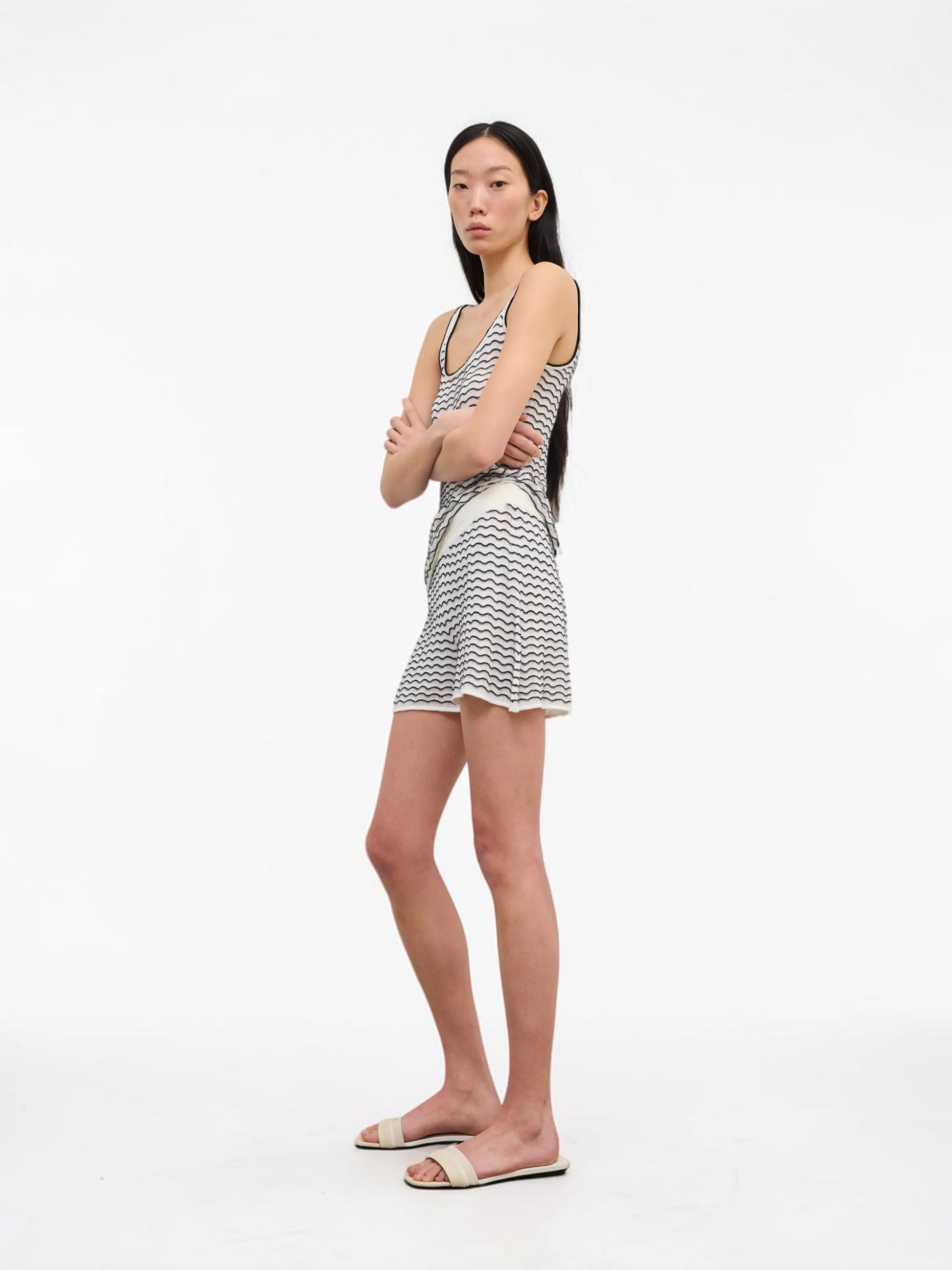 House of Dagmar Lace Mini Shorts Weiß Schwarz im getragenen Styling von der Seite
