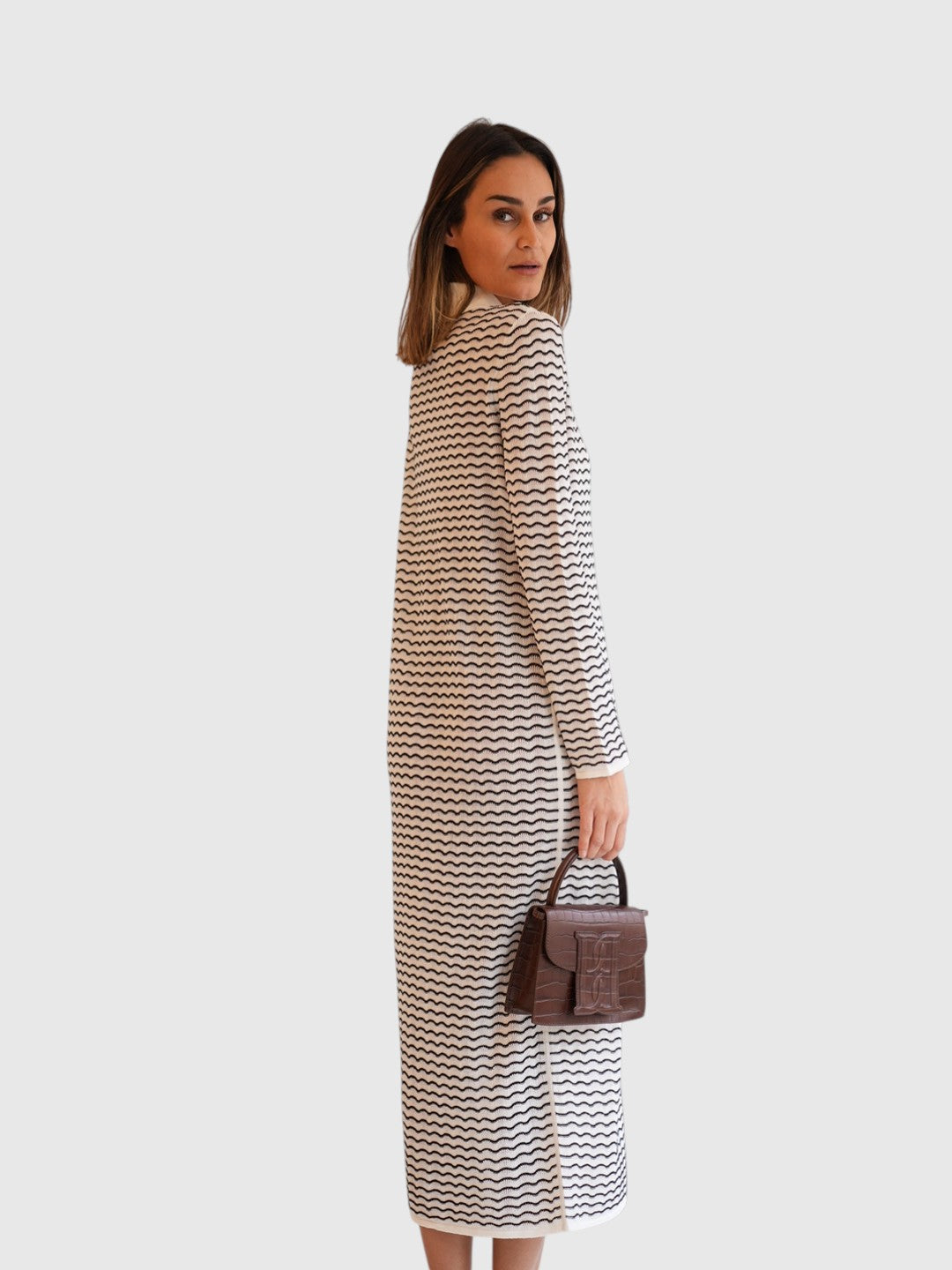 House of Dagmar Strickkleid mit Kontrastkragen Schwarz Weiß von hinten getragen