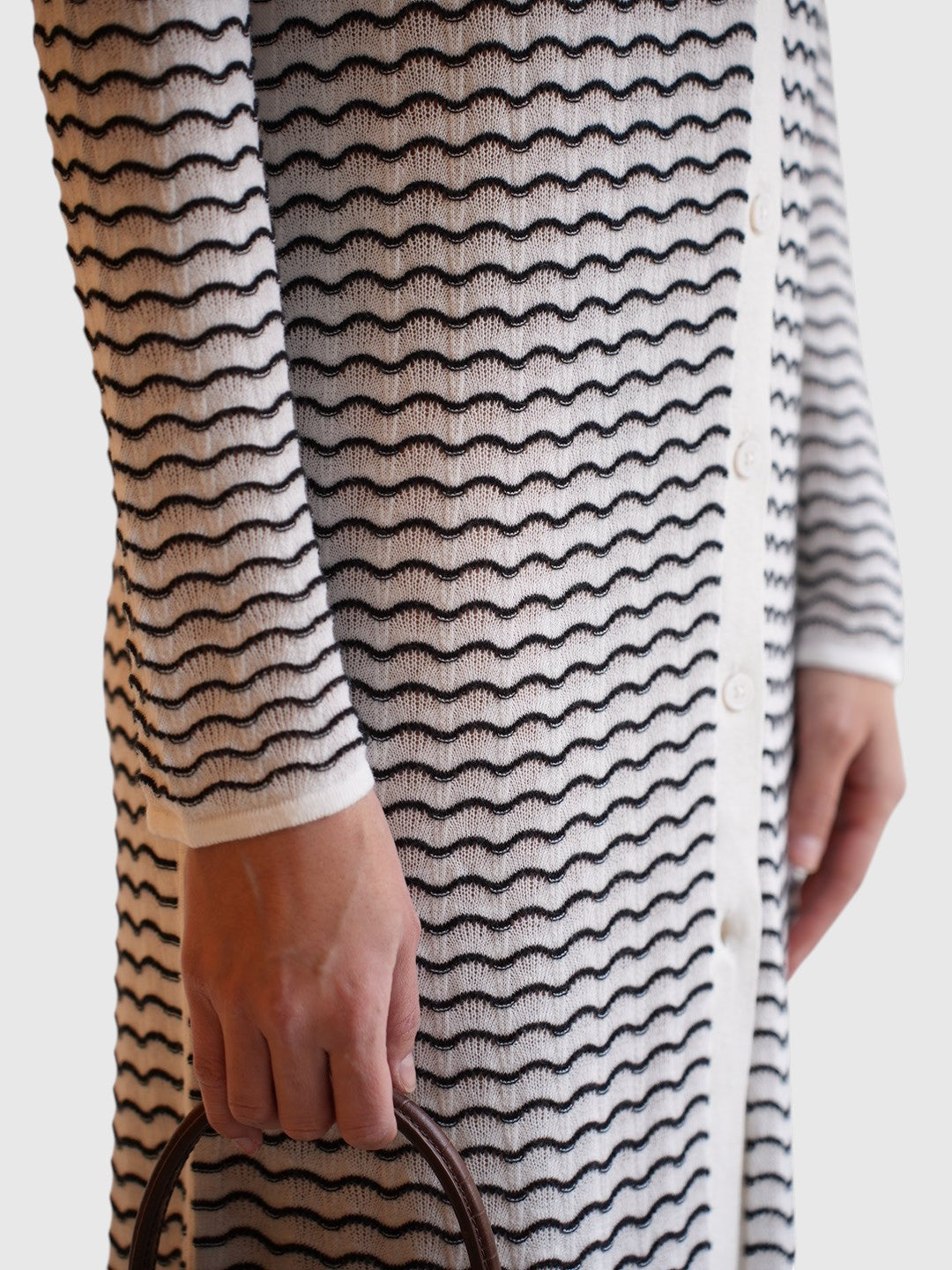Detail des House of Dagmar Strickkleids mit Kontrastkragen Schwarz Weiß als Stoff- und Farbansicht