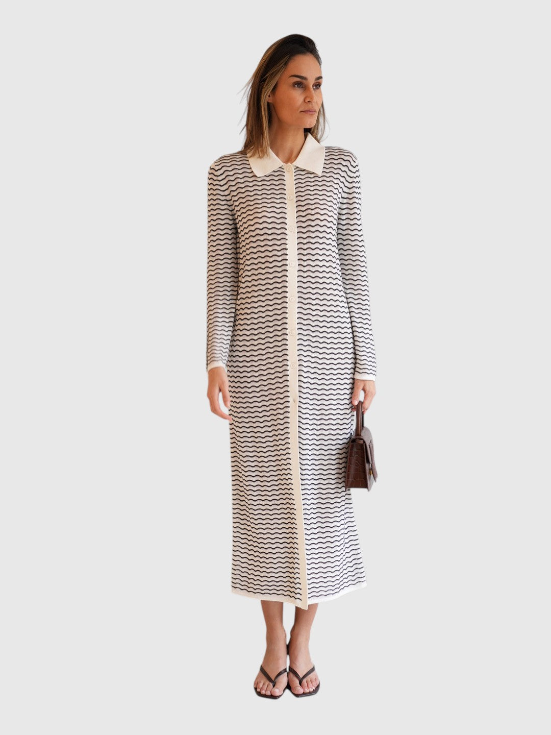 House of Dagmar Strickkleid mit Kontrastkragen Schwarz Weiß von vorne getragen