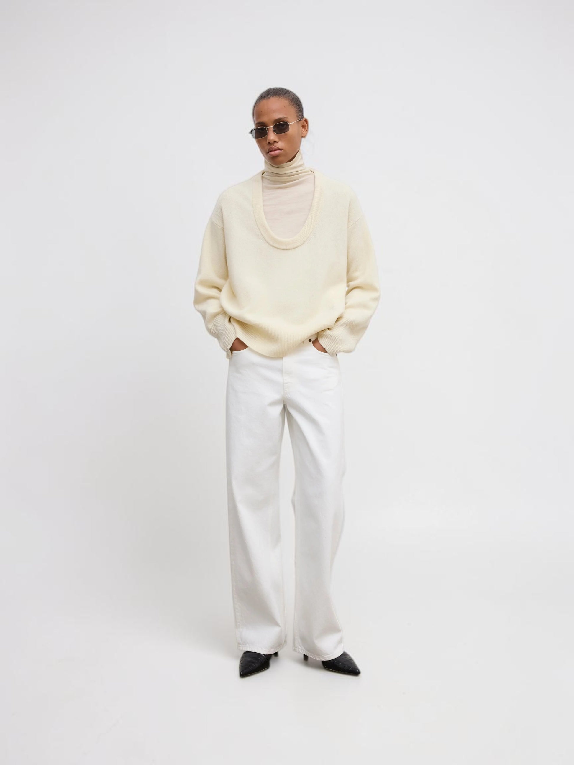Model trägt cremeweißen Oversized-Wollpullover von House of Dagmar in Vorderansicht