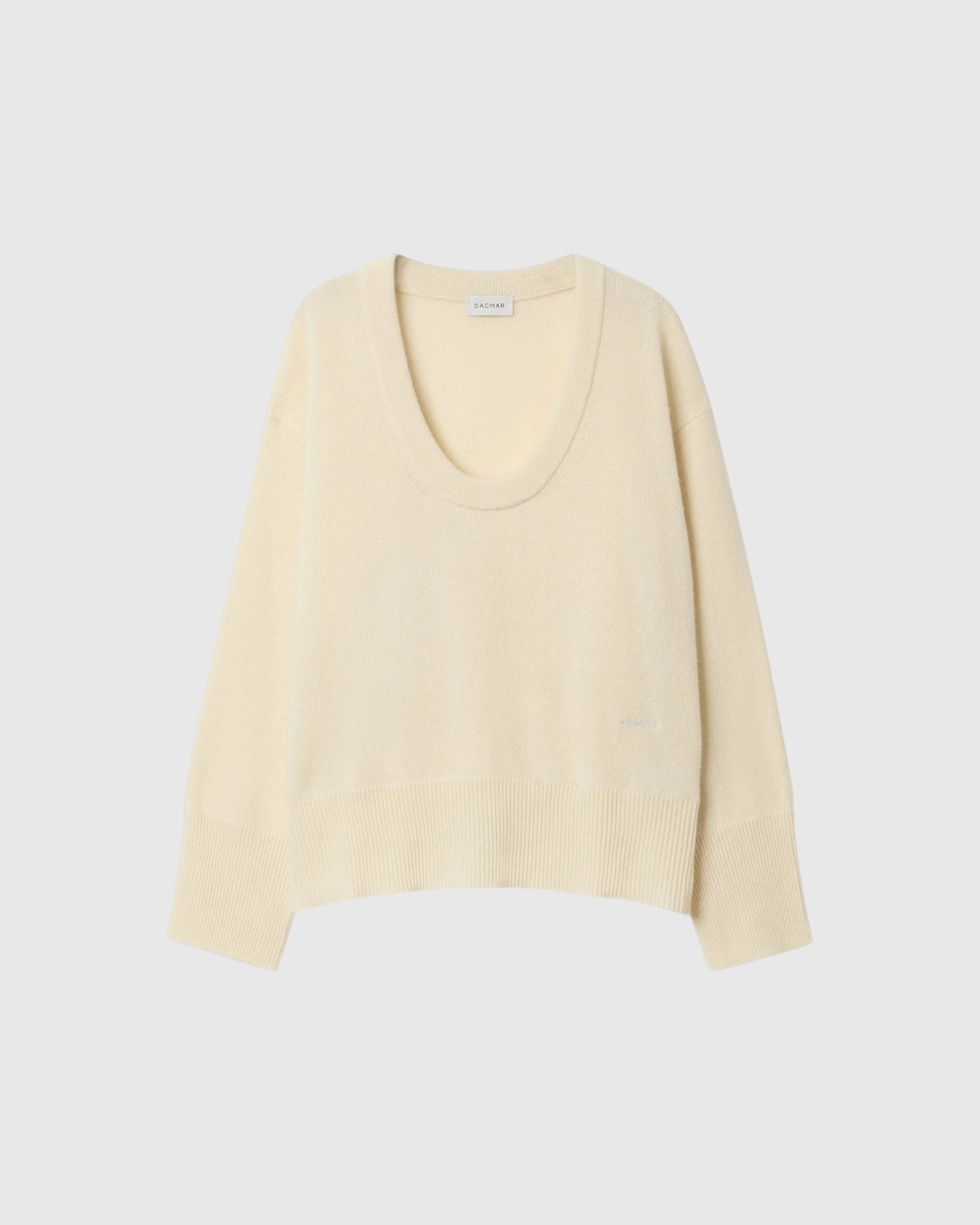 Cremeweißer Oversized-Wollpullover von House of Dagmar in Vorderansicht