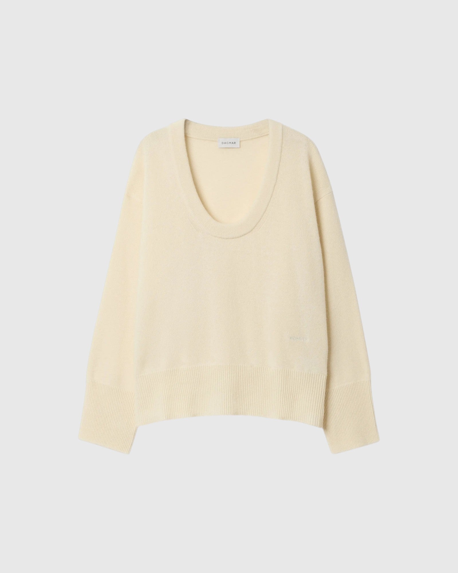 Cremeweißer Oversized-Wollpullover von House of Dagmar in Vorderansicht
