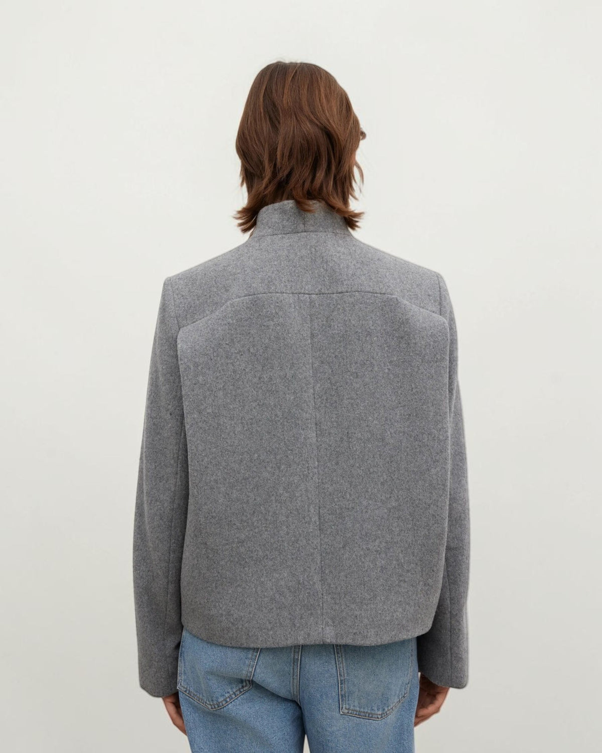 House of Dagmar graue Wolljacke am Model von hinten mit Rückenpasse und mittiger Naht