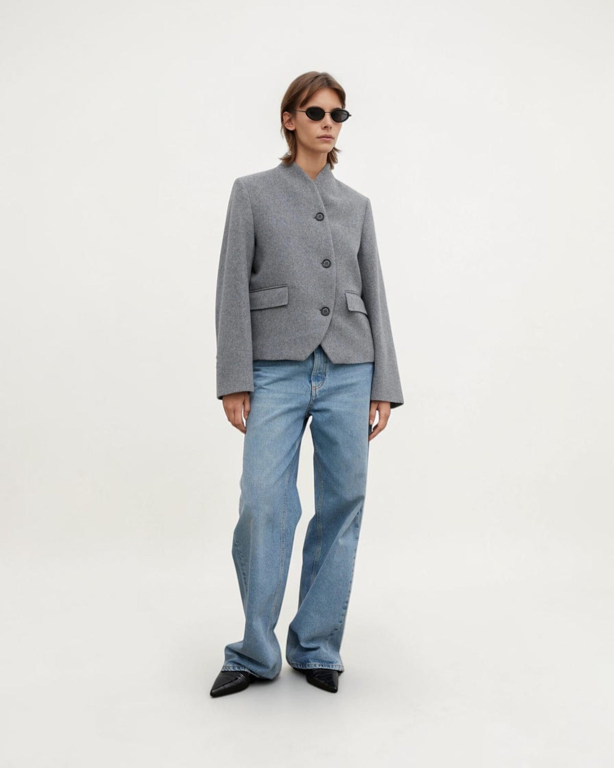 House of Dagmar graue Wolljacke am Model mit hellblauen Jeans in der Ganzkörperansicht