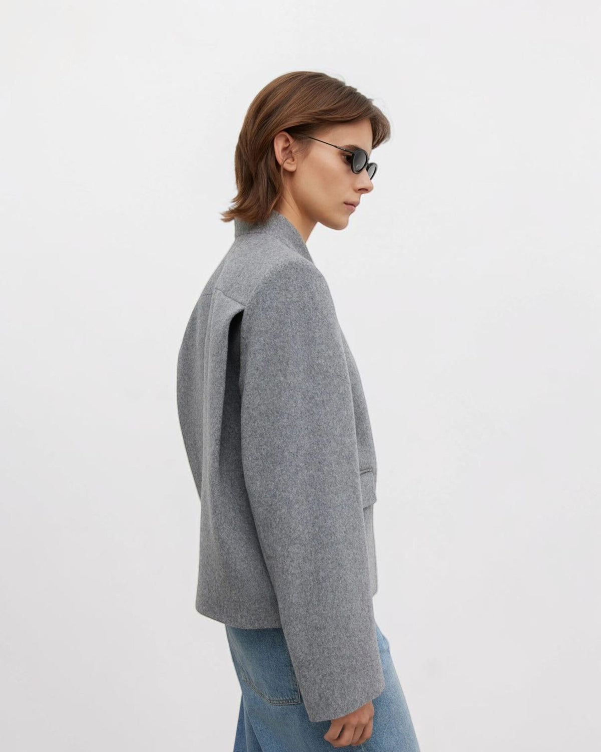 House of Dagmar graue Wolljacke am Model in der Seitenansicht mit sichtbarer Rückenfalte