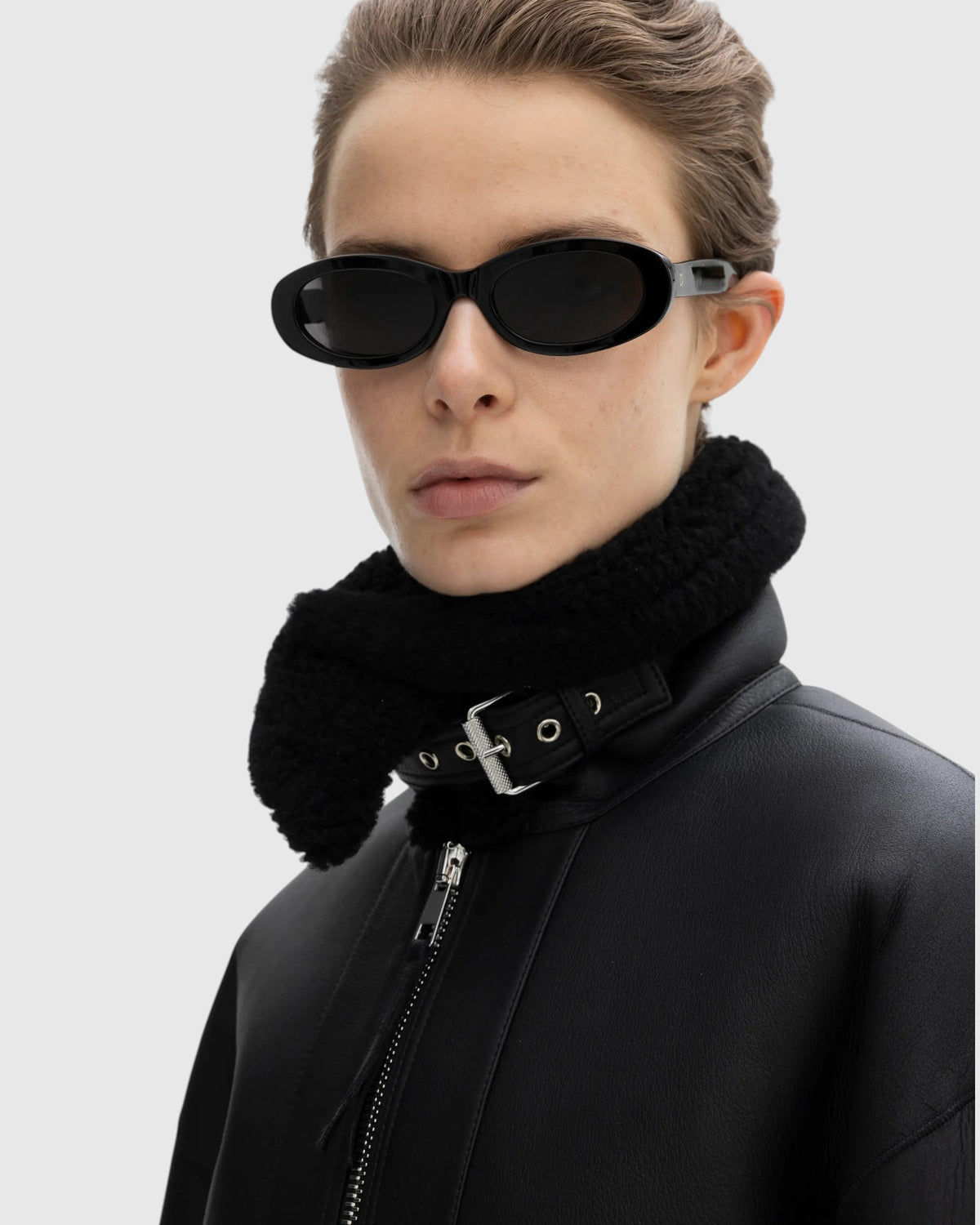 Hoher Fellkragen mit silberfarbener Schnalle der schwarzen House of Dagmar Lammfelljacke am Model im Detail