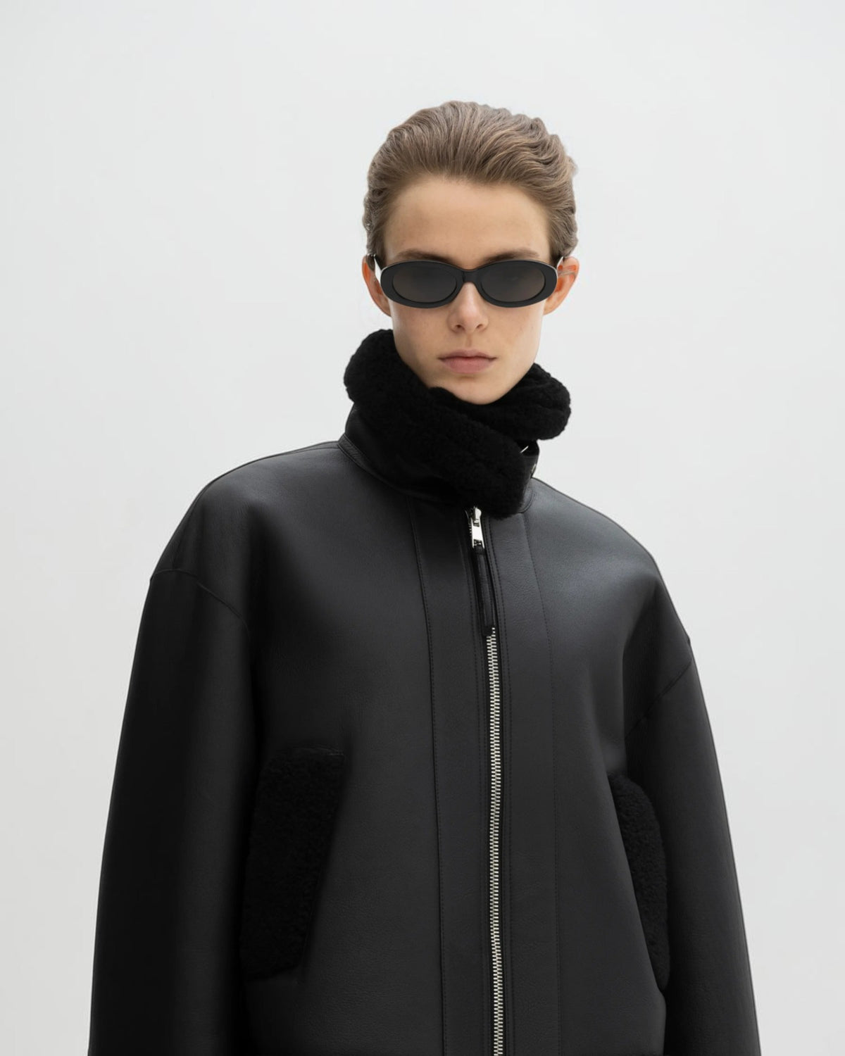 House of Dagmar schwarze Lammfelljacke am Model von vorne mit geschlossenem Stehkragen und Reißverschluss