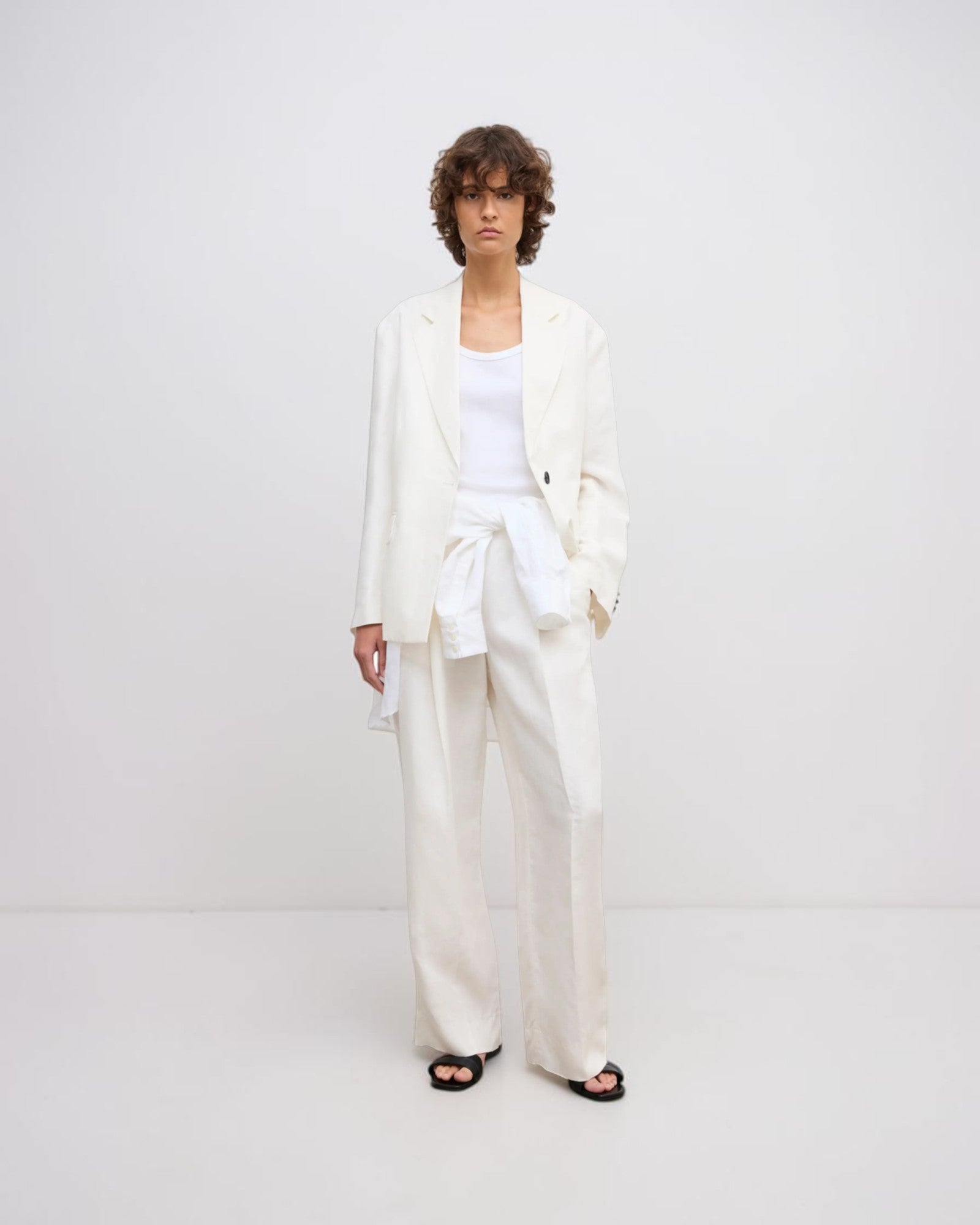 Dagmar einreihiger Leinenblazer in Weiß von vorne getragen