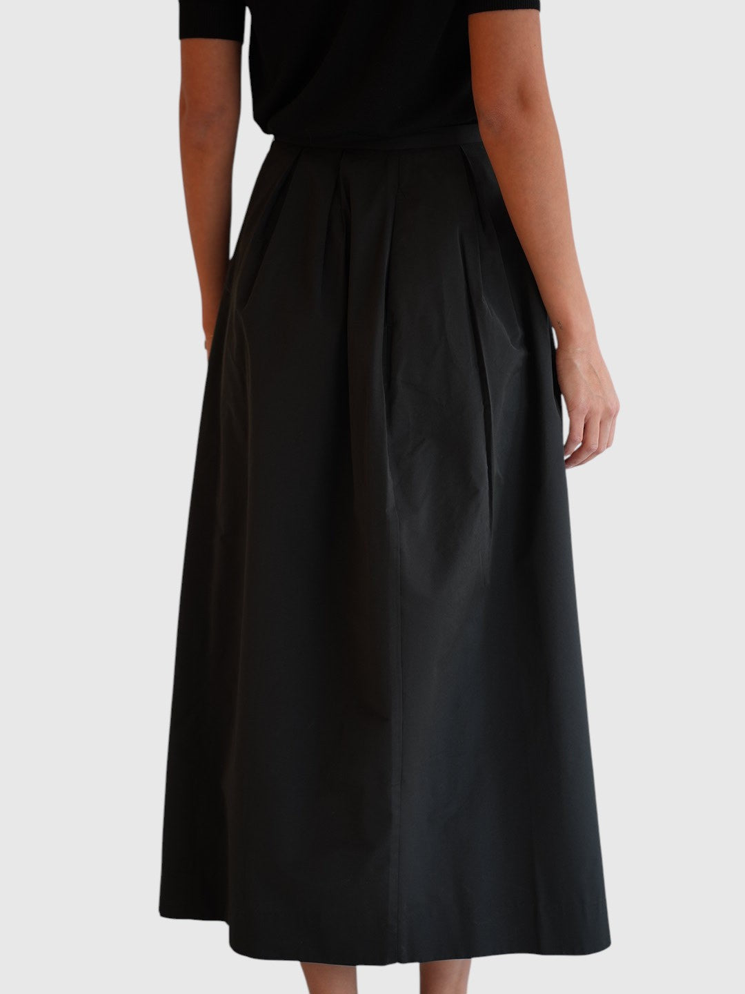 Detail des House of Dagmar Pleated Curved Rocks Schwarz von hinten getragen