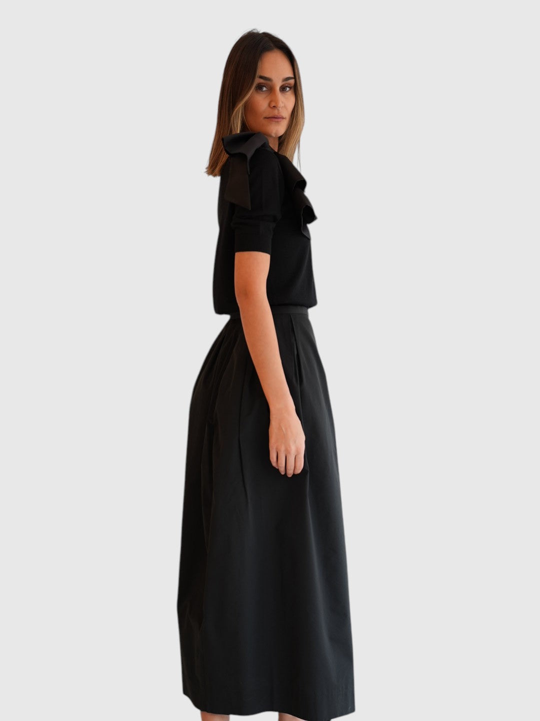 House of Dagmar Pleated Curved Rock Schwarz von der Seite getragen