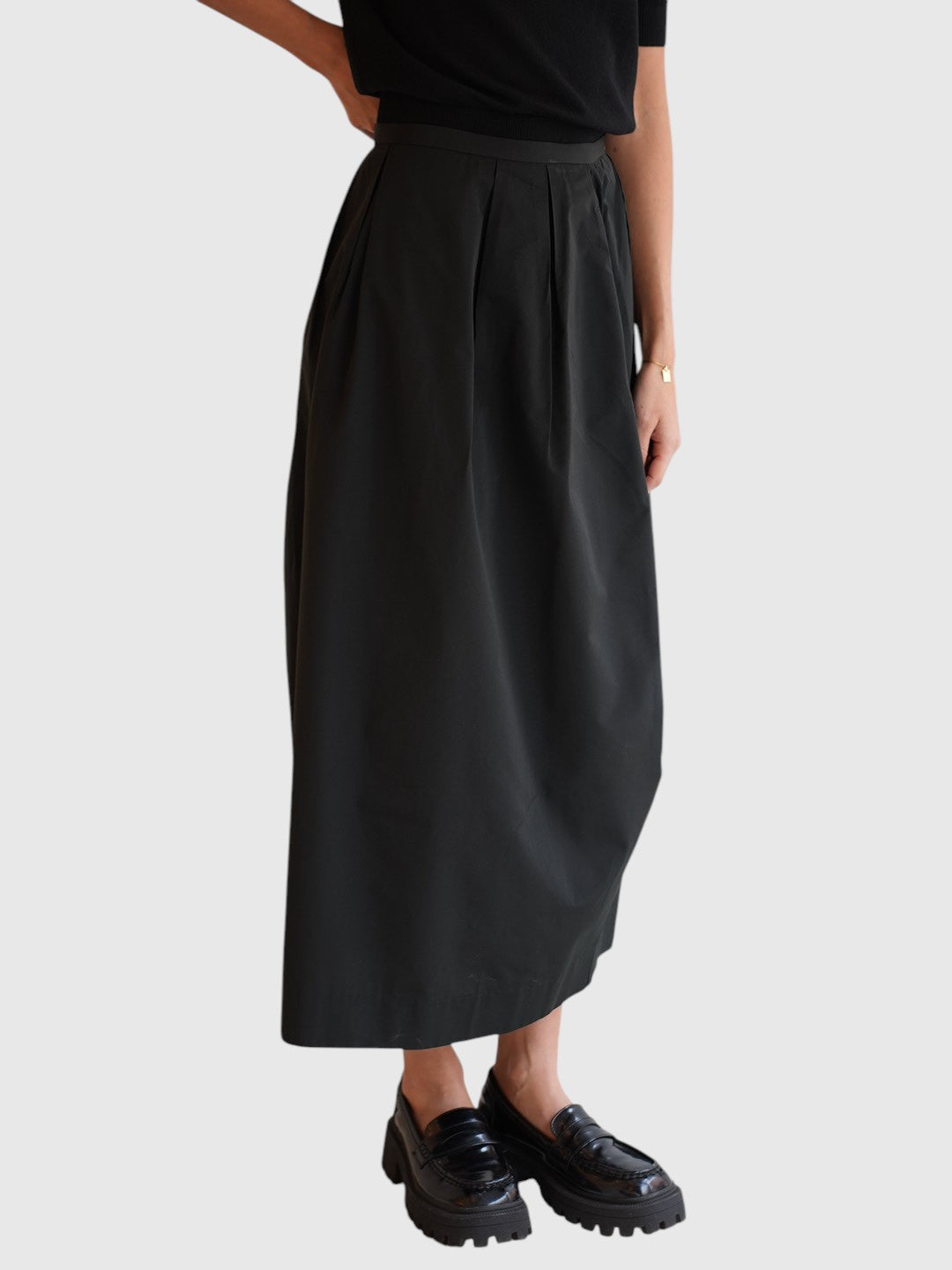 Detail des House of Dagmar Pleated Curved Rocks Schwarz im getragenen Styling