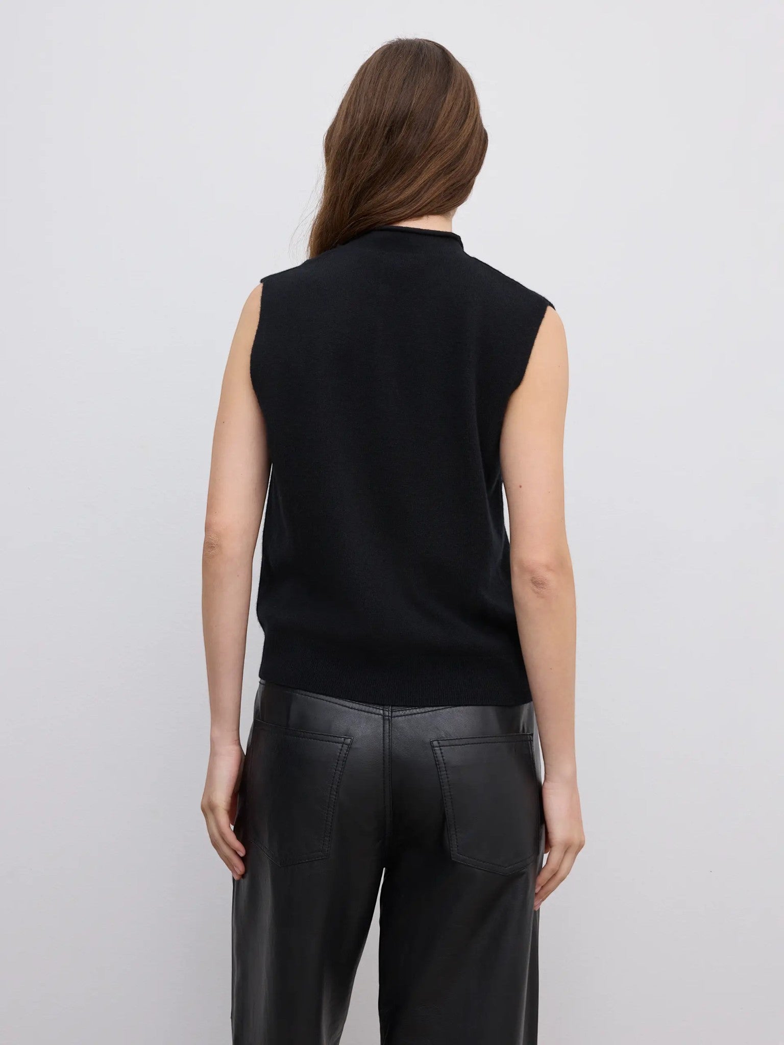 House of Dagmar Ärmelloses Stricktop aus Kaschmirmischung Schwarz im getragenen Styling