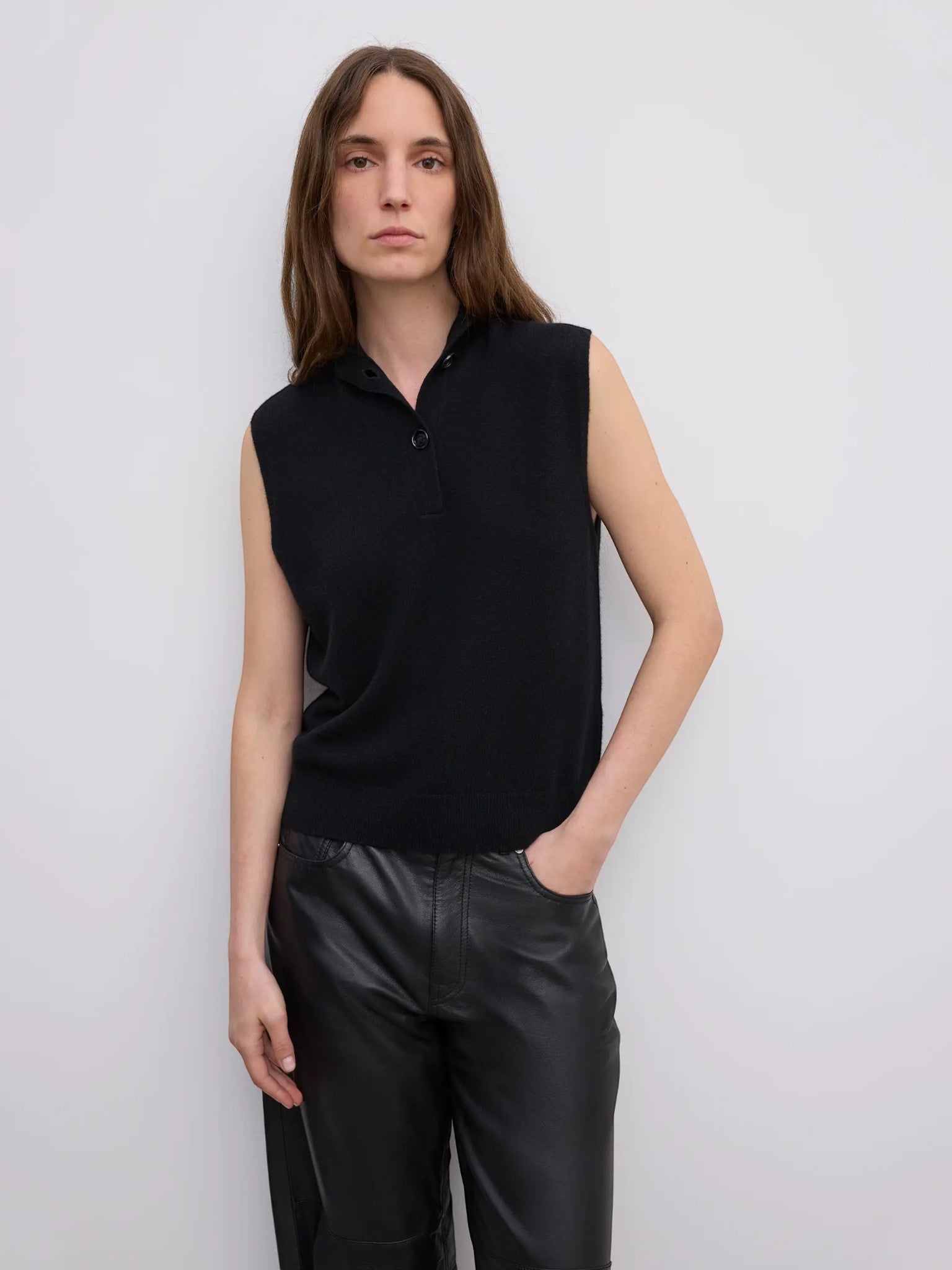 Detail des House of Dagmar ärmellosen Stricktops aus Kaschmirmischung Schwarz im getragenen Styling