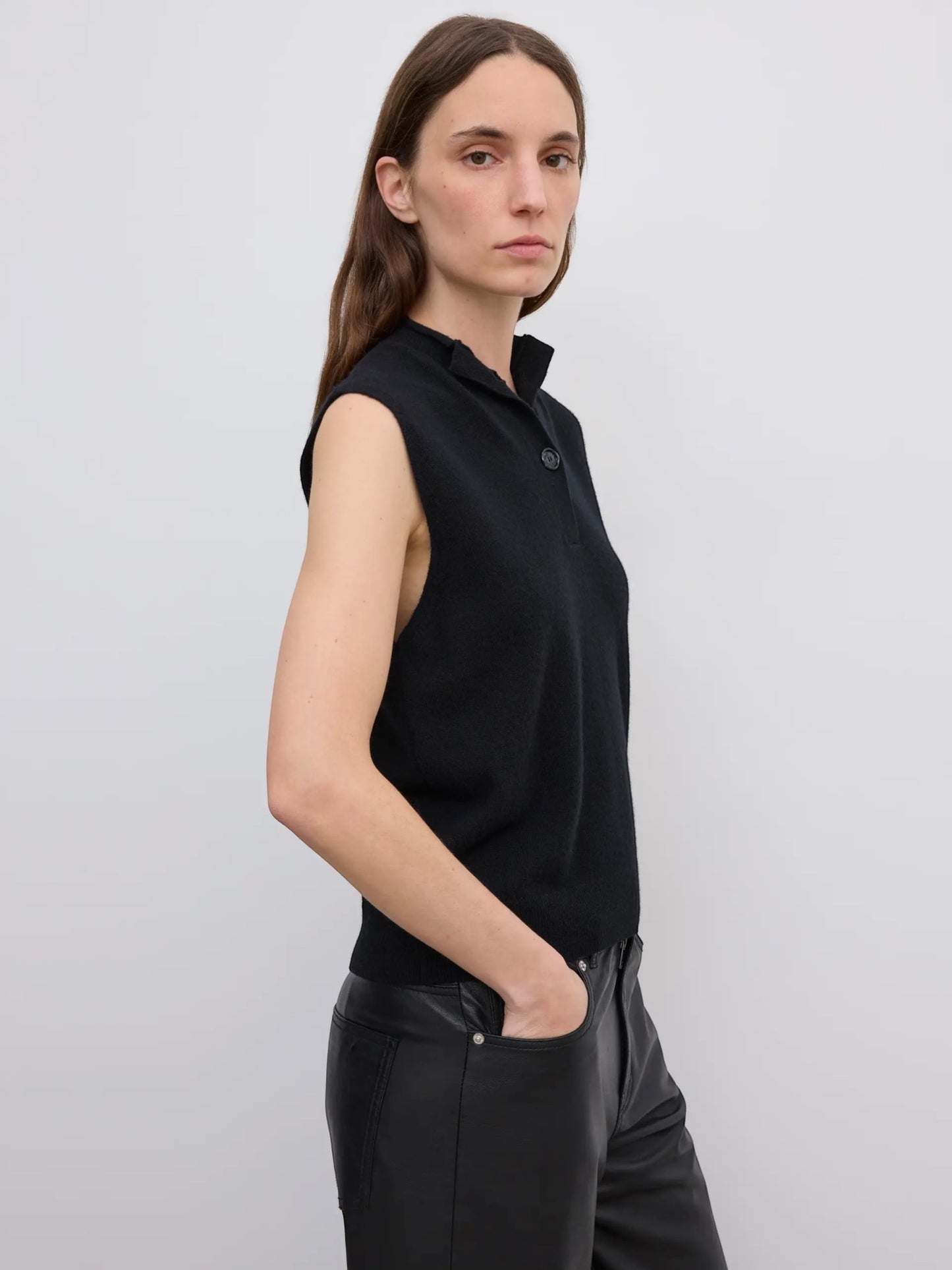 House of Dagmar Ärmelloses Stricktop aus Kaschmirmischung Schwarz im getragenen Styling von der Seite