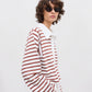 House of Dagmar Gestreiftes Rugbyshirt Offwhite Mahagonirot im getragenen Styling von der Seite