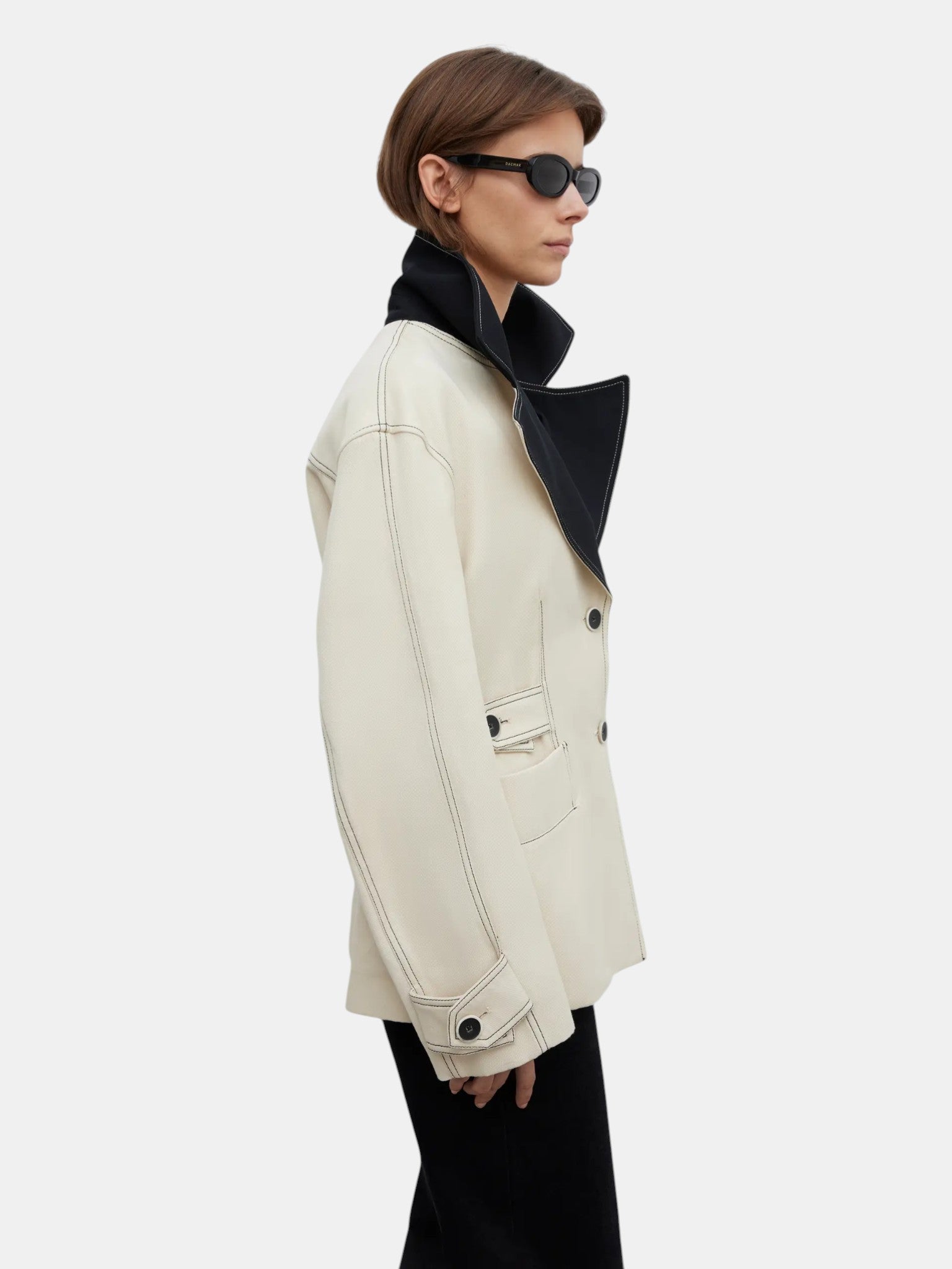 House of Dagmar Two Tone Jacke Creme Schwarz im getragenen Styling von der Seite