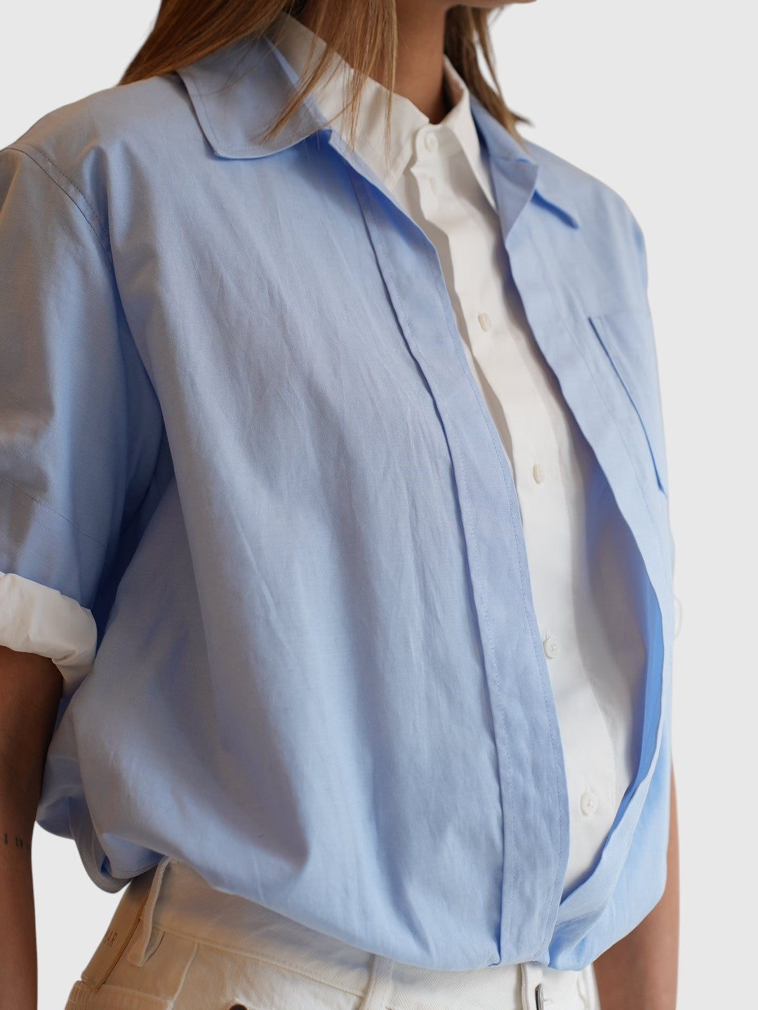 Detail der Dorothee Schumacher Powerful Ease Bluse Hellblau Weiss als Stoff- und Farbansicht