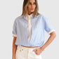 Detail der Dorothee Schumacher Powerful Ease Bluse Hellblau Weiss im getragenen Styling