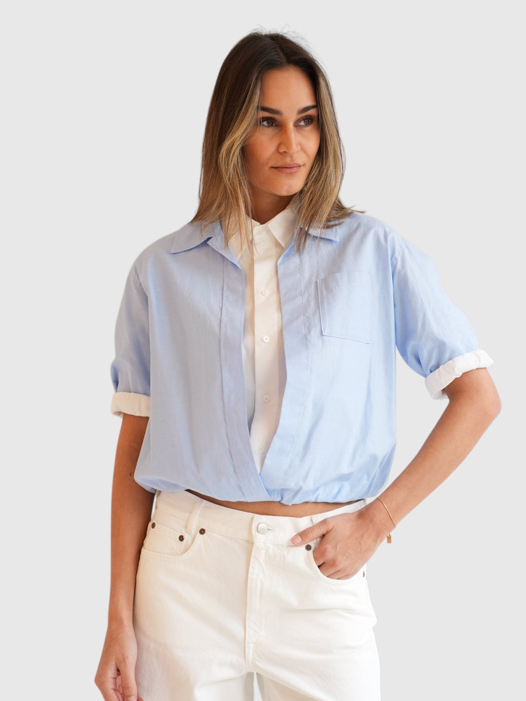 Detail der Dorothee Schumacher Powerful Ease Bluse Hellblau Weiss im getragenen Styling