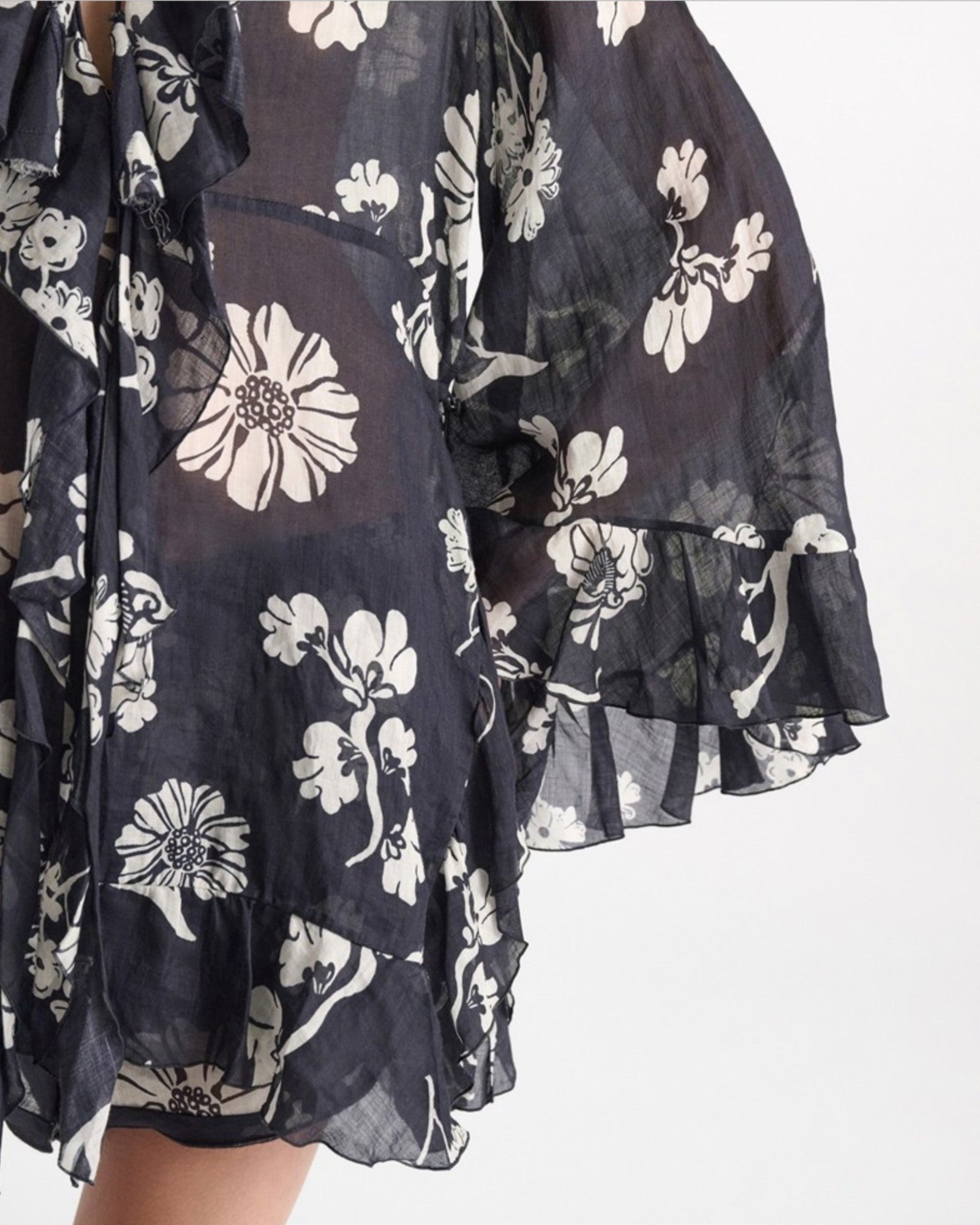 Detail der Dorothee Schumacher Floral Daydream Bluse Dunkelblau im getragenen Styling